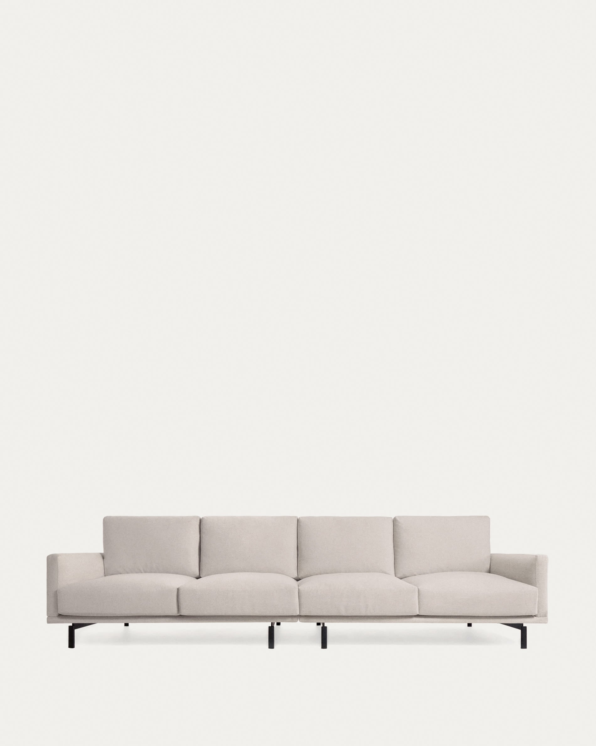 Entdecken Sie das Galene 4-Sitzer Sofa in Beige von Kave Home. Komfort, Nachhaltigkeit und modernes Design vereint in einem eleganten Möbelstück.