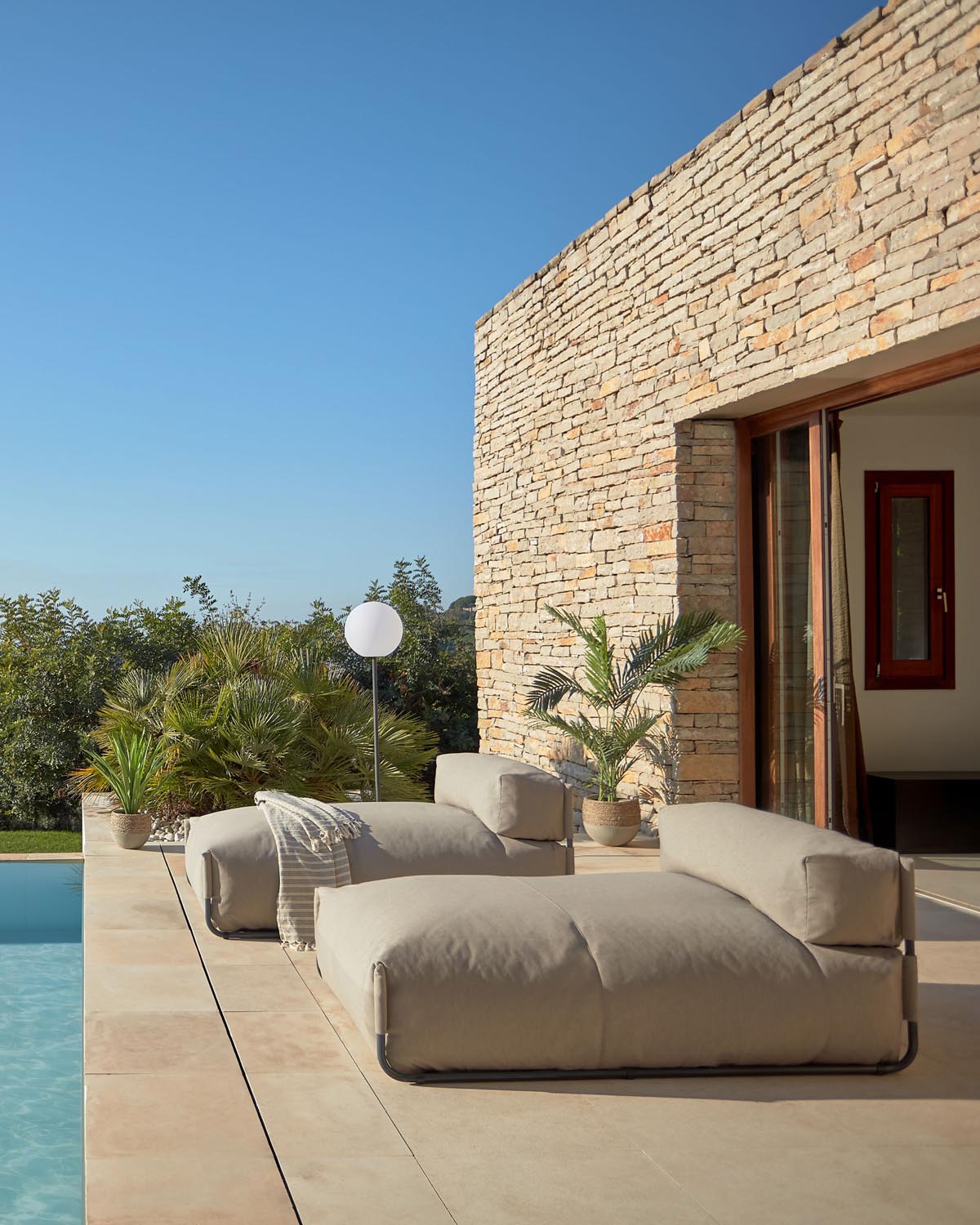 Verwandle deinen Garten mit dem Square Pouf Modularsofa von Kave Home. Stilvoll, wetterfest und komfortabel in grünem Design – ideal für entspannte Momente im Freien!
