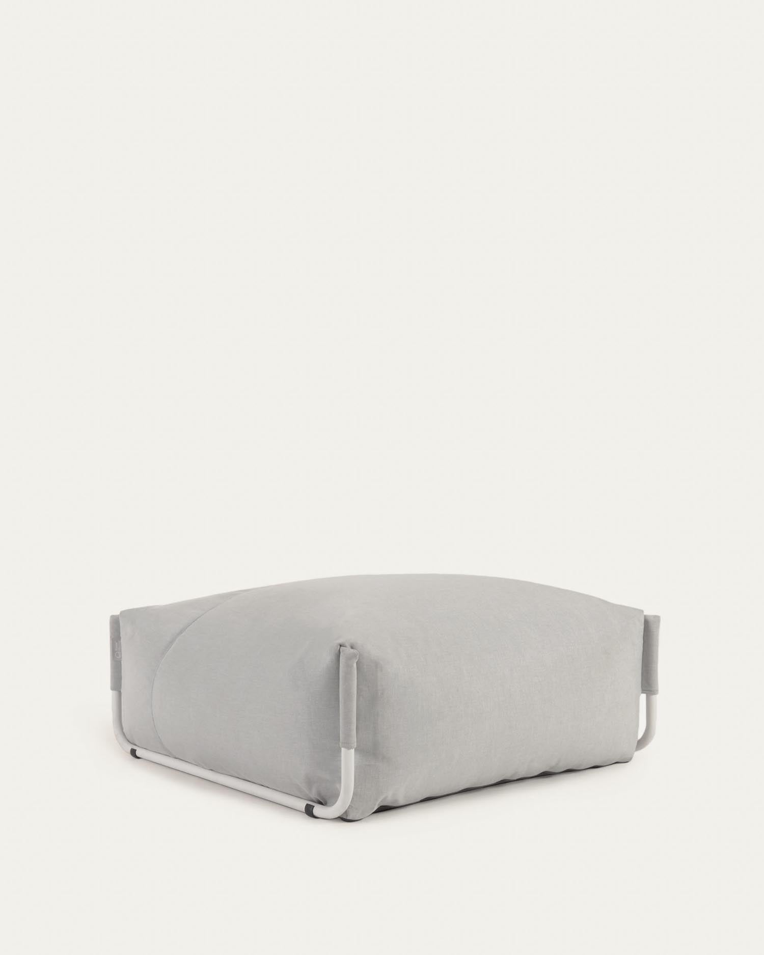 Entdecken Sie das Square Pouf Modularsofa für Outdoor von Kave Home. Stilvolles, hellgraues Design mit weißem Aluminium, perfekt für Ihren Garten.