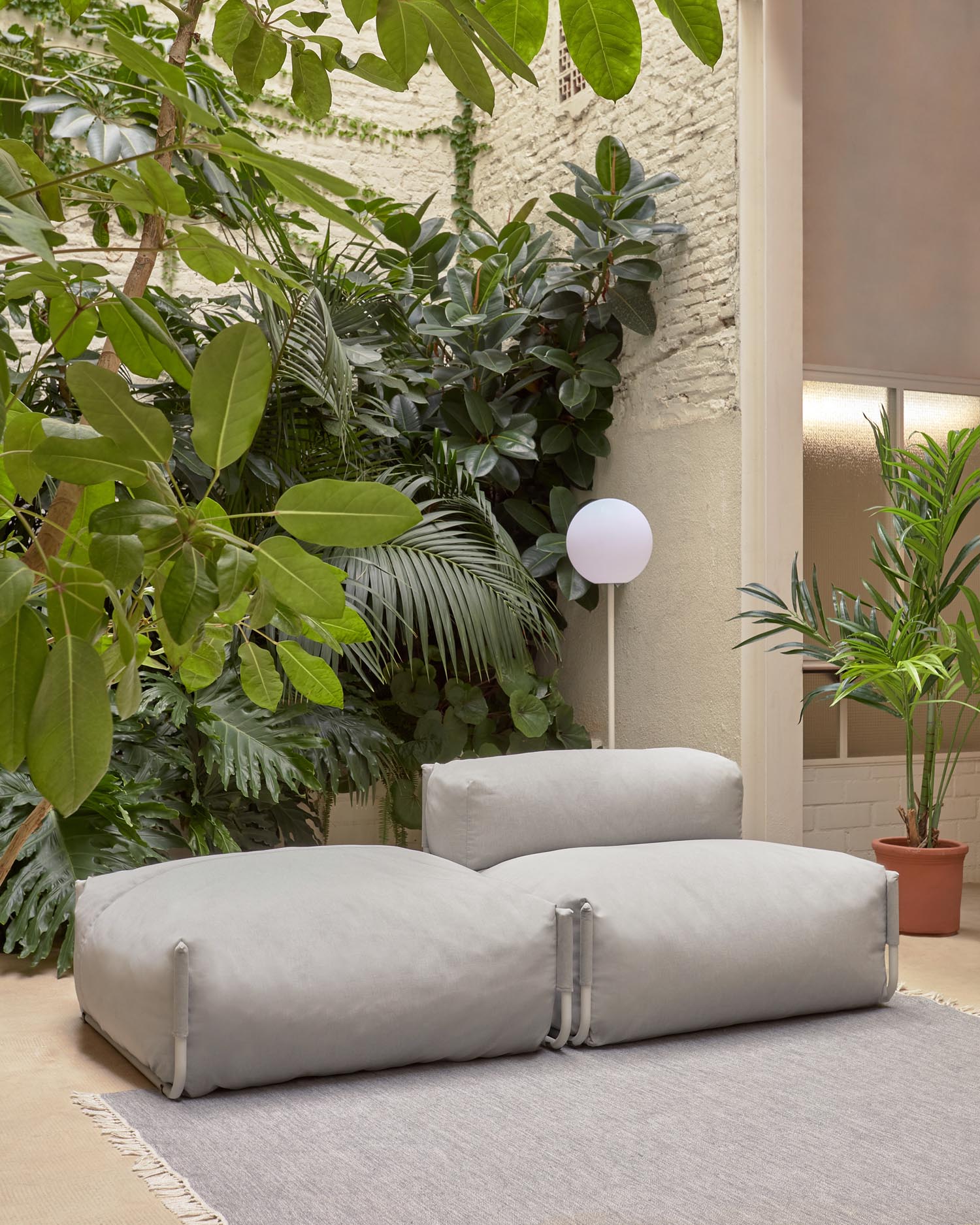 Verwandeln Sie Ihren Außenbereich mit dem Square Pouf Modularsofa von Kave Home. Elegantes Design in hellgrau und weißem Aluminium für maximalen Komfort.