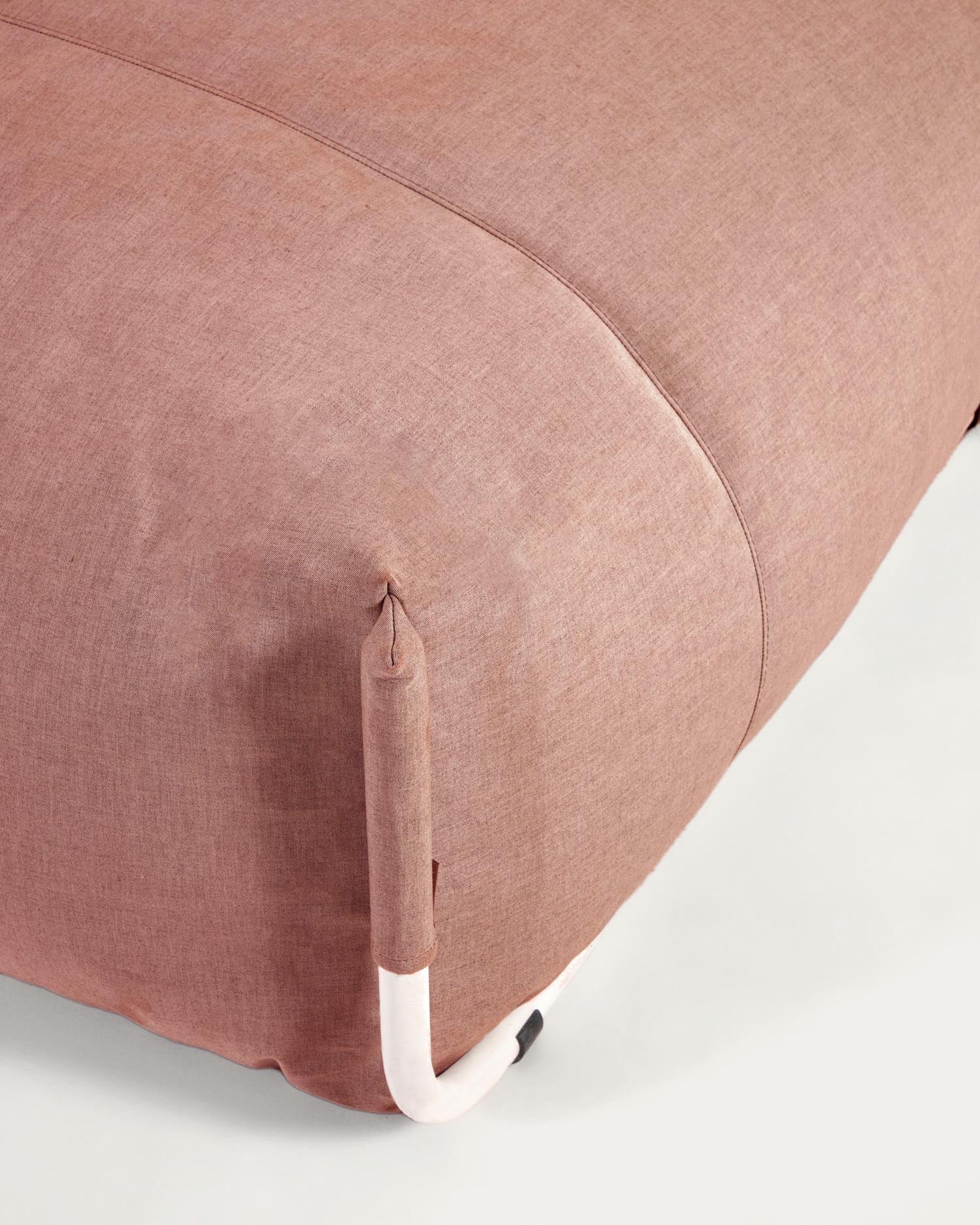 Entdecke den Square Pouf von Kave Home: 101 x 101 cm, elegantes Design in Terrakotta und Aluminium, wetterfest für stilvolle Outdoor-Momente.