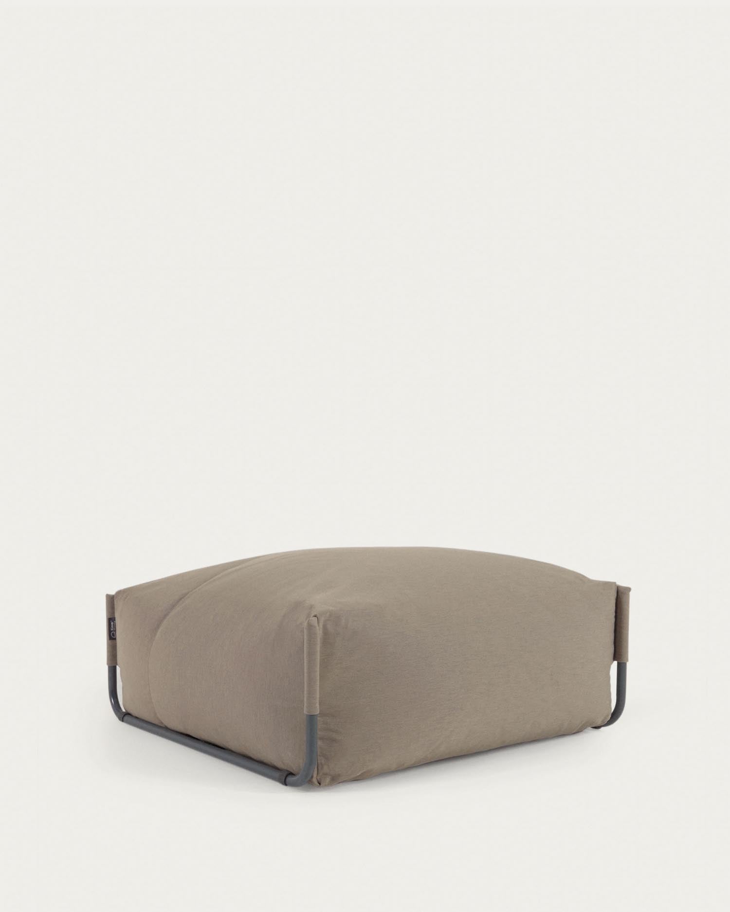 Entdecken Sie das modulare Pouf-Sofa "Square" von Kave Home: 100% wetterfest, grün, mit schwarzem Aluminiumgestell. Ideal für Ihren Außenbereich!