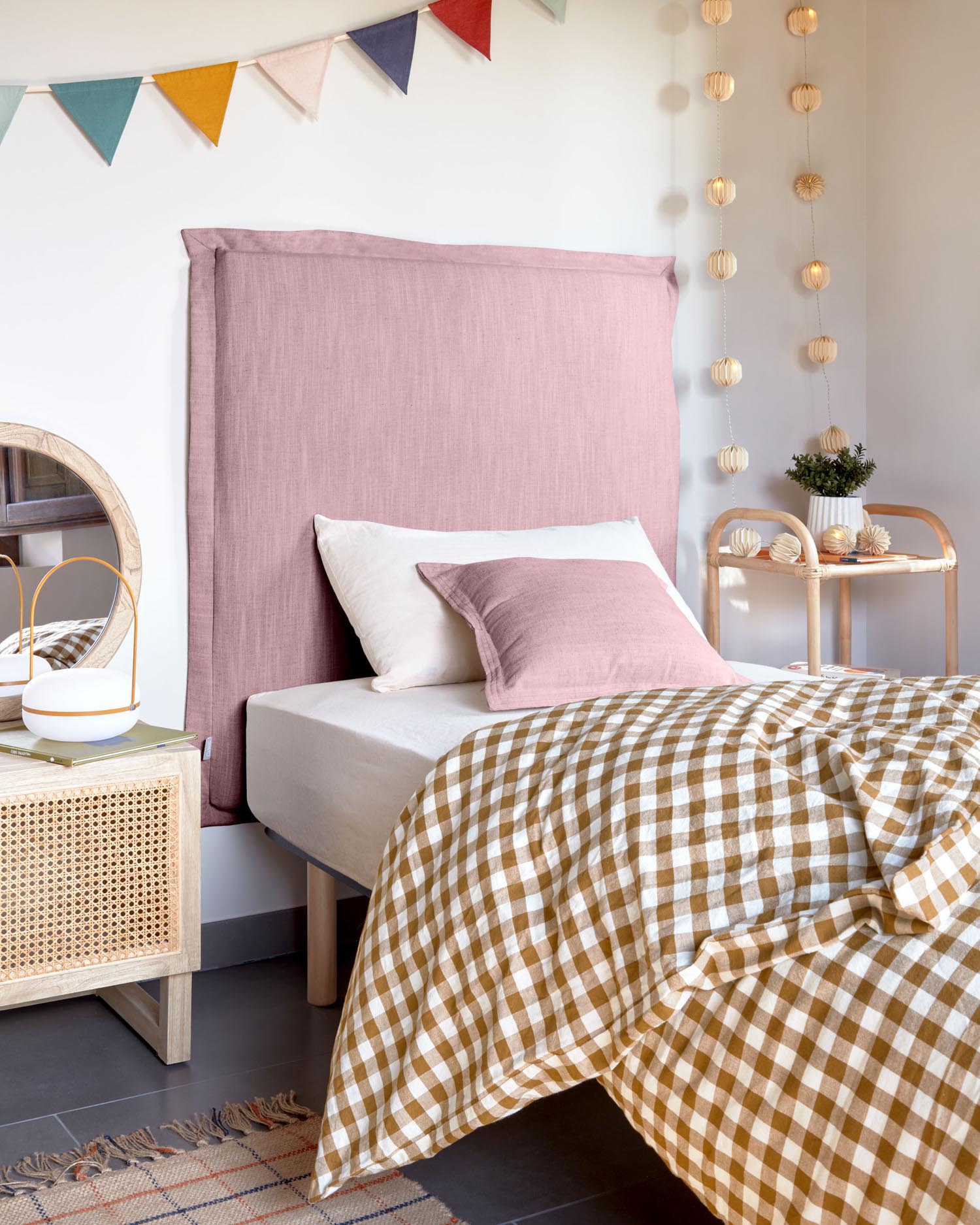 Verleihen Sie Ihrem Schlafzimmer mit dem Tanit Bettkopfteil in zartem Rosa von Kave Home einen Hauch von Eleganz. Der abnehmbare Leinenbezug sorgt für einfache Pflege und nachhaltigen Komfort.