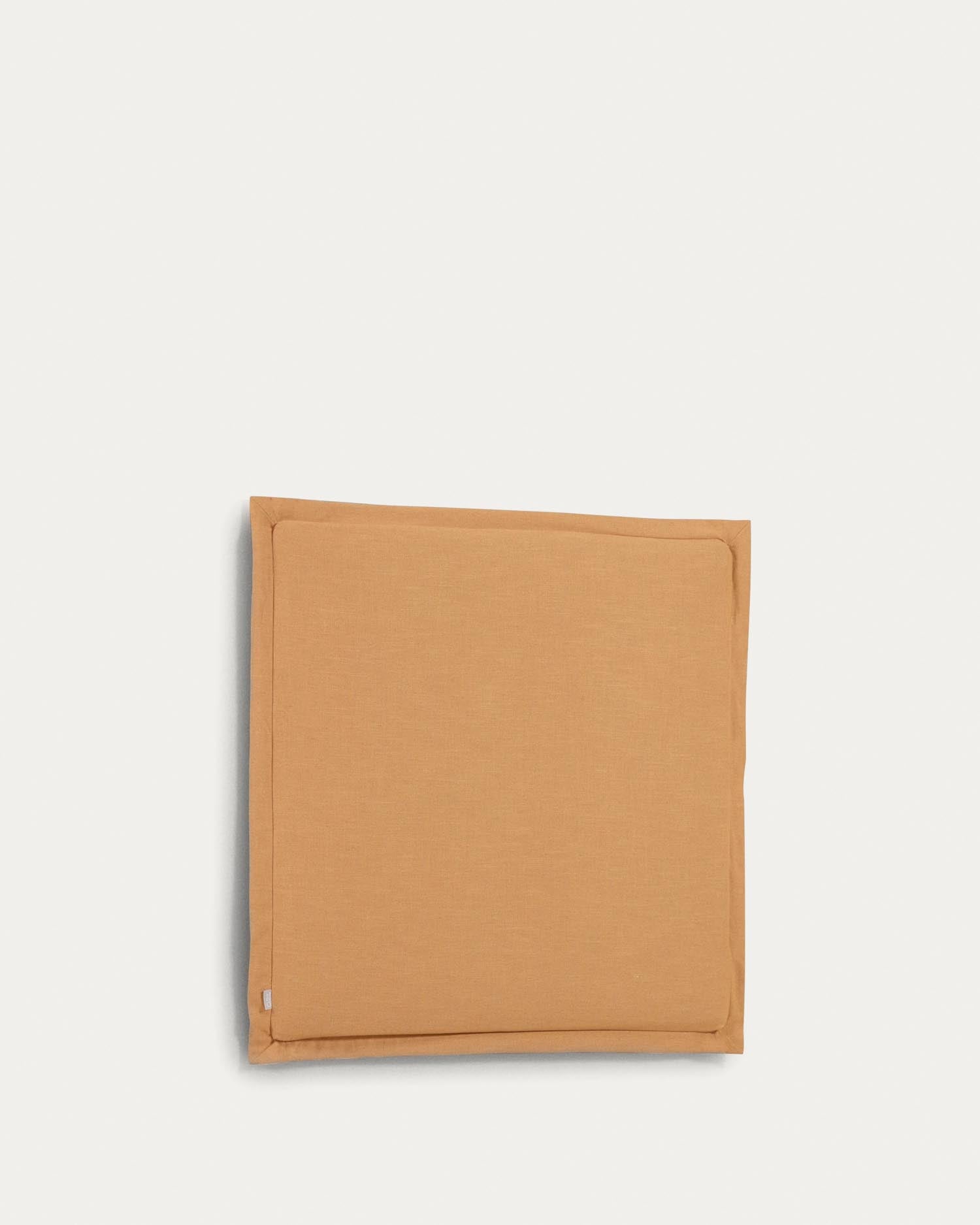 Tanit Bettkopfteil in Senfgelb von Kave Home: abnehmbarer Leinenbezug, ideal für 90 cm Betten, nachhaltig, pflegeleicht und stilvoll.