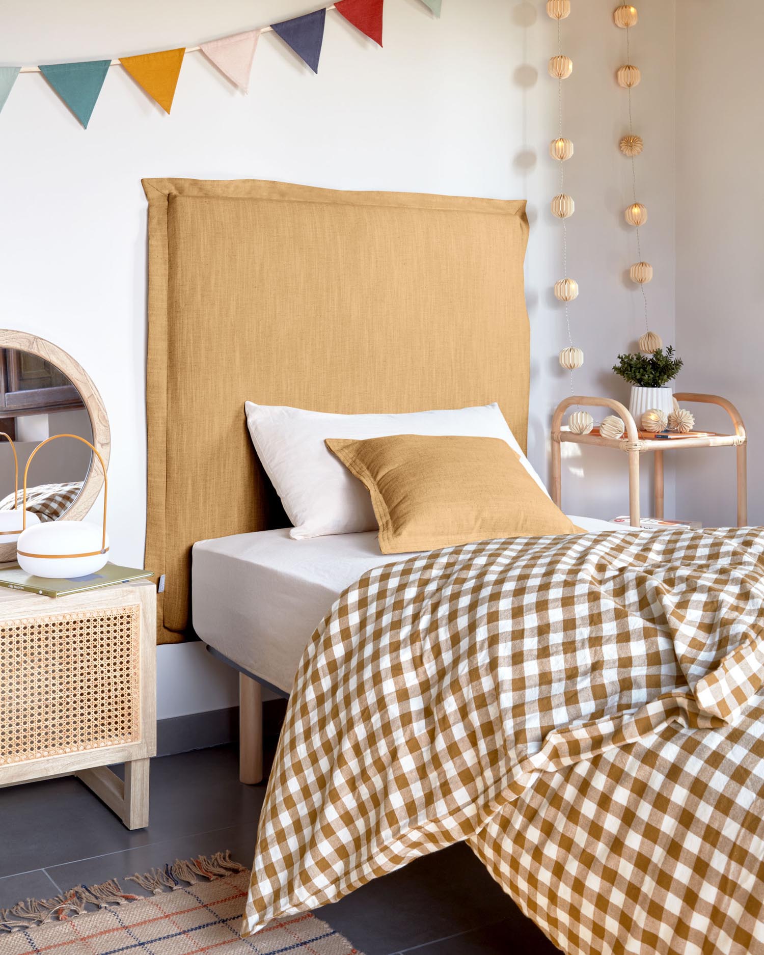 Tanit Kopfteil in Senfgelb von Kave Home: Hochwertiger Leinenbezug, abnehmbar, perfekt für 90 cm Betten. Stilvoll, nachhaltig und pflegeleicht.