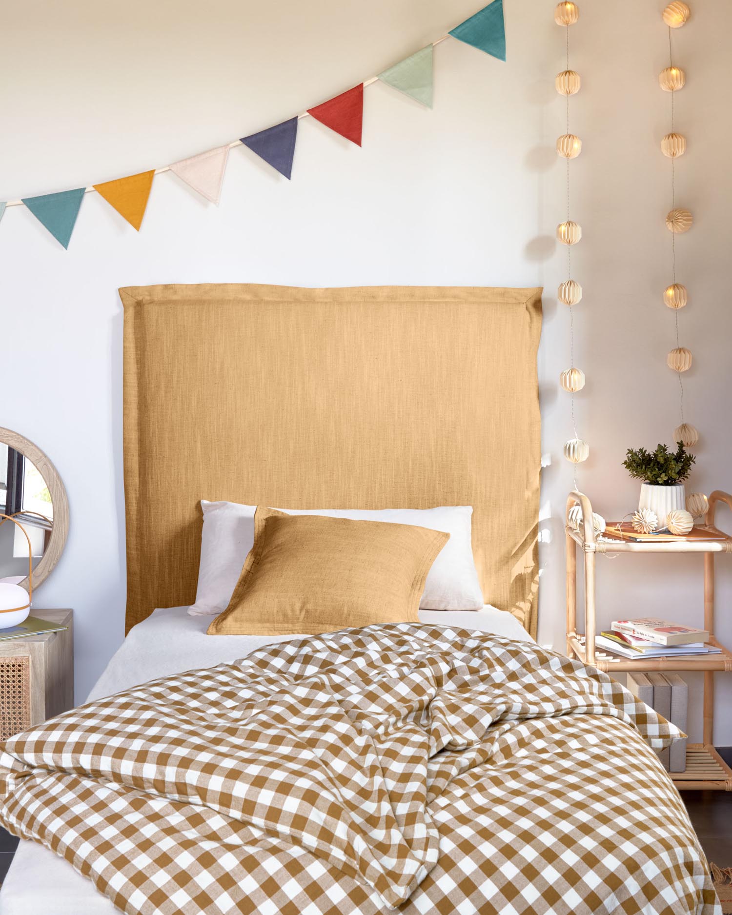 Tanit Kopfteil in Senfgelb von Kave Home: Stilvolles Leinen, abnehmbarer Bezug, perfekt für 90 cm Betten. Modern, nachhaltig und pflegeleicht.