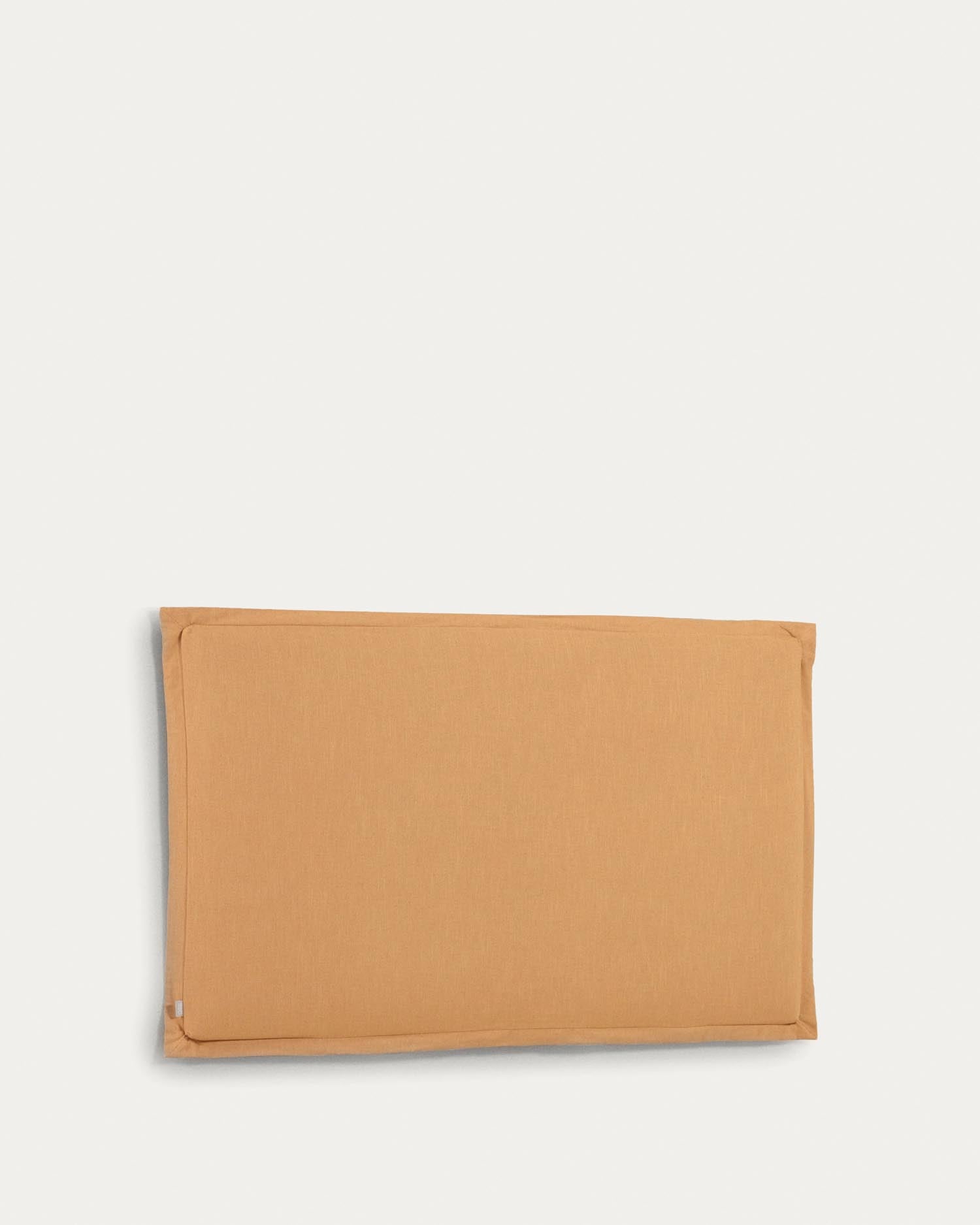 Entdecken Sie das Tanit Bettkopfteil in Senfgelb von Kave Home. Abnehmbarer Leinenbezug, ideal für 180 cm Betten. Stil, Komfort und Nachhaltigkeit vereint!