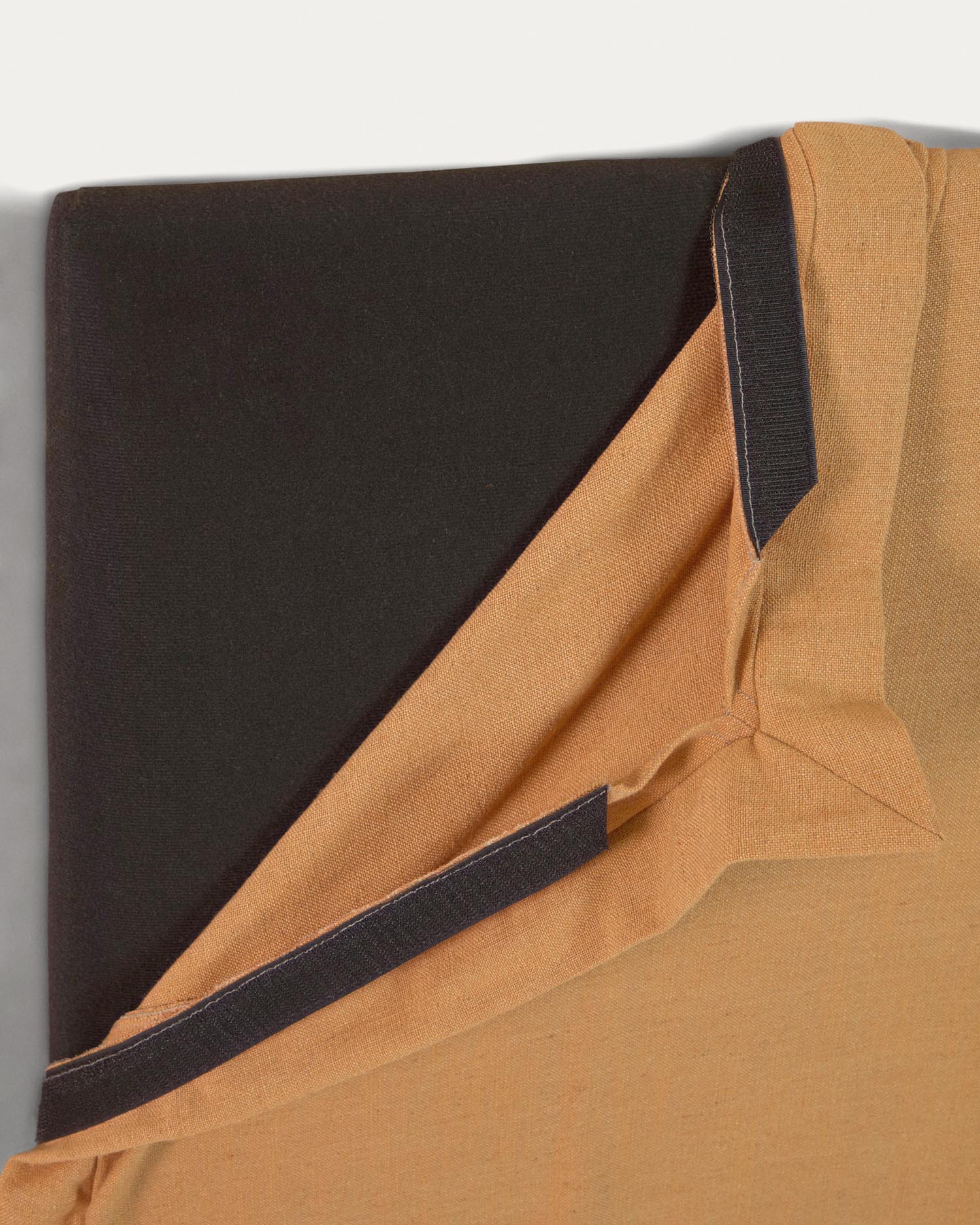 Verleihen Sie Ihrem Schlafzimmer mit dem Tanit Bettkopfteil in Senfgelb einen modernen Akzent. Der abnehmbare Leinenbezug sorgt für einfache Pflege und frischen Look.