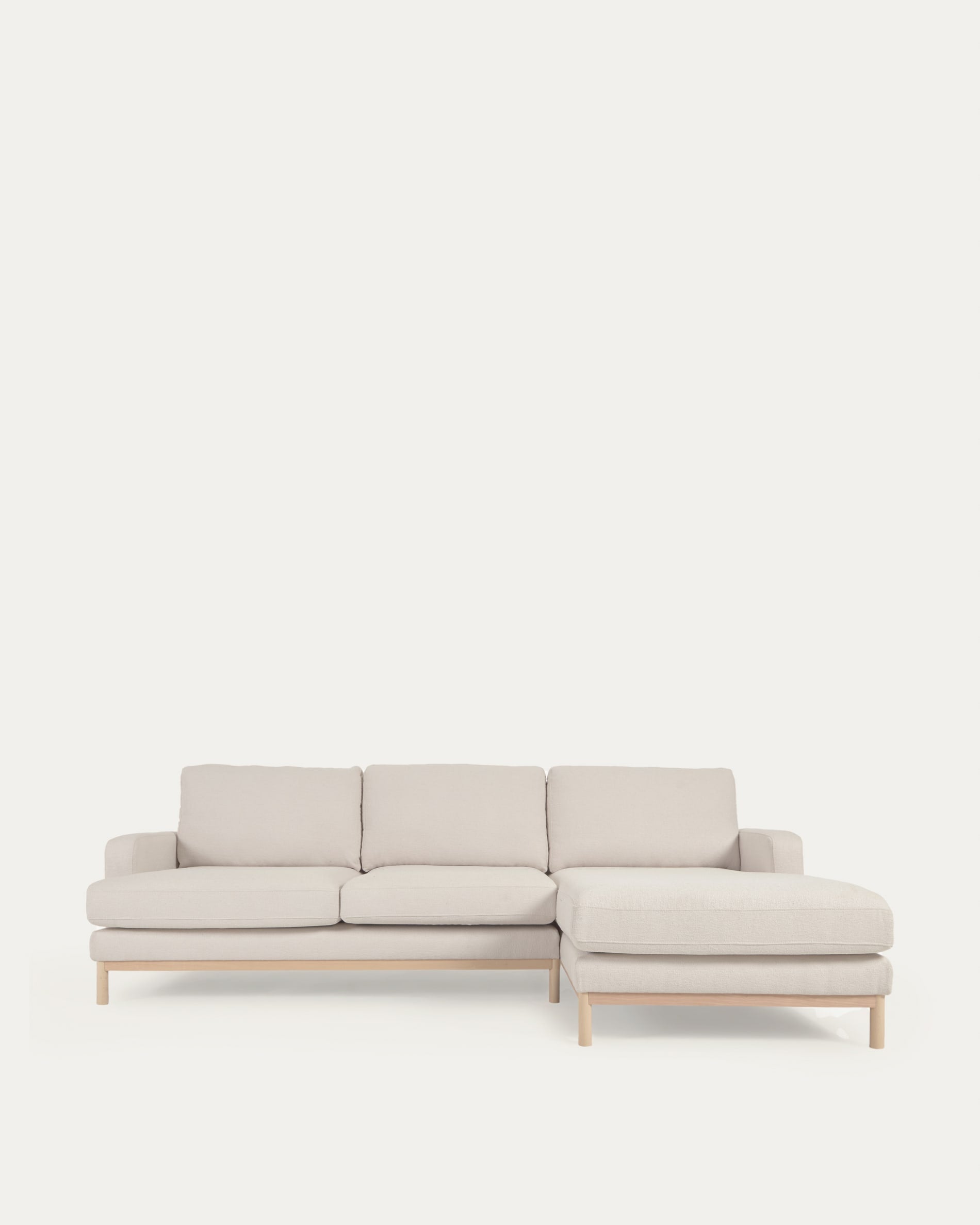 Entdecken Sie das stilvolle Sofa Mihaela von Kave Home: 3-Sitzer mit Chaiselongue, Mikro-Bouclé-Bezug in Weiß, nachhaltig und elegant.