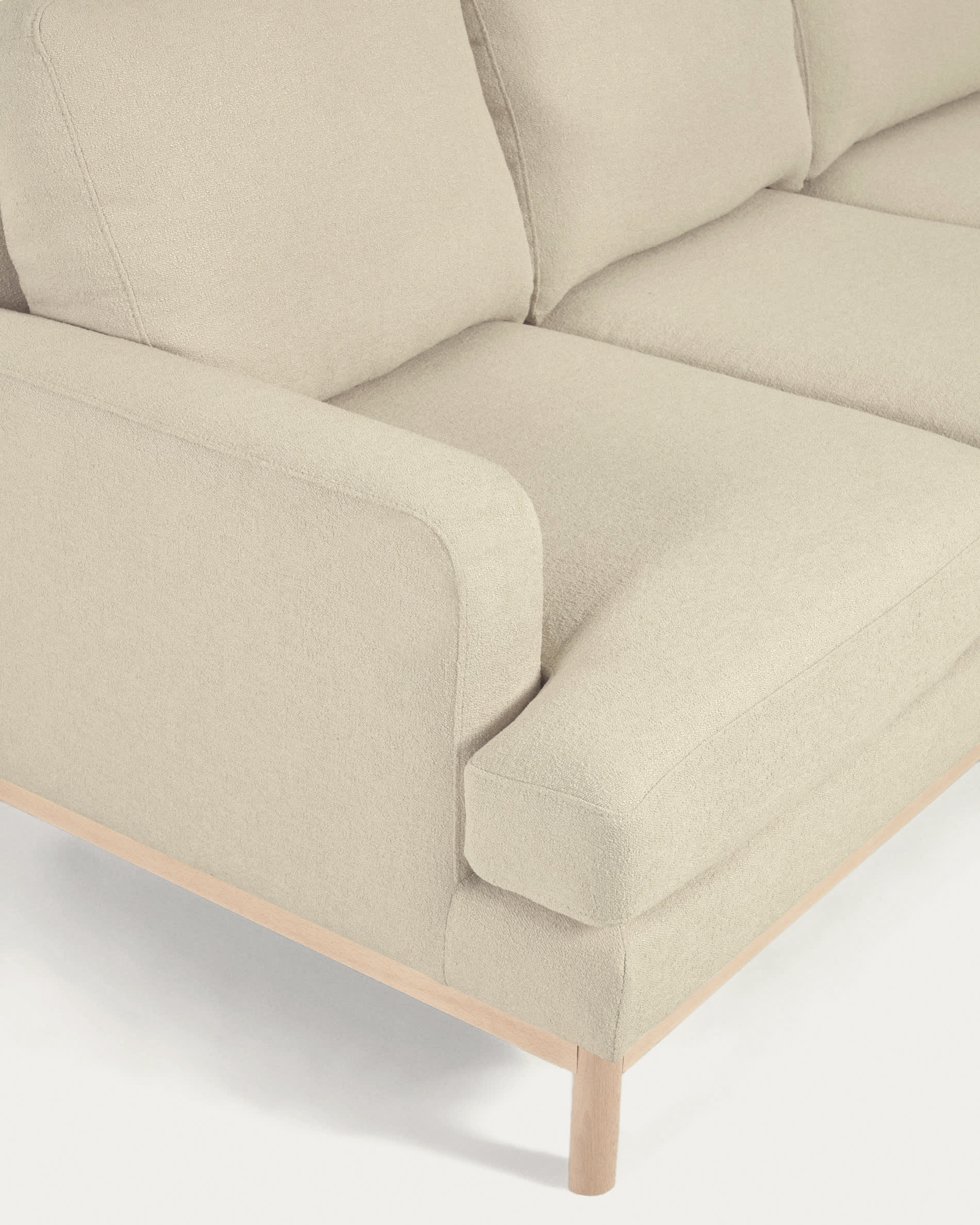 Entdecken Sie das stilvolle Sofa Mihaela von Kave Home: 3-Sitzer mit rechter Chaiselongue, hochwertigem Mikro-Bouclé in Weiß, perfekt für nachhaltiges Wohnen.