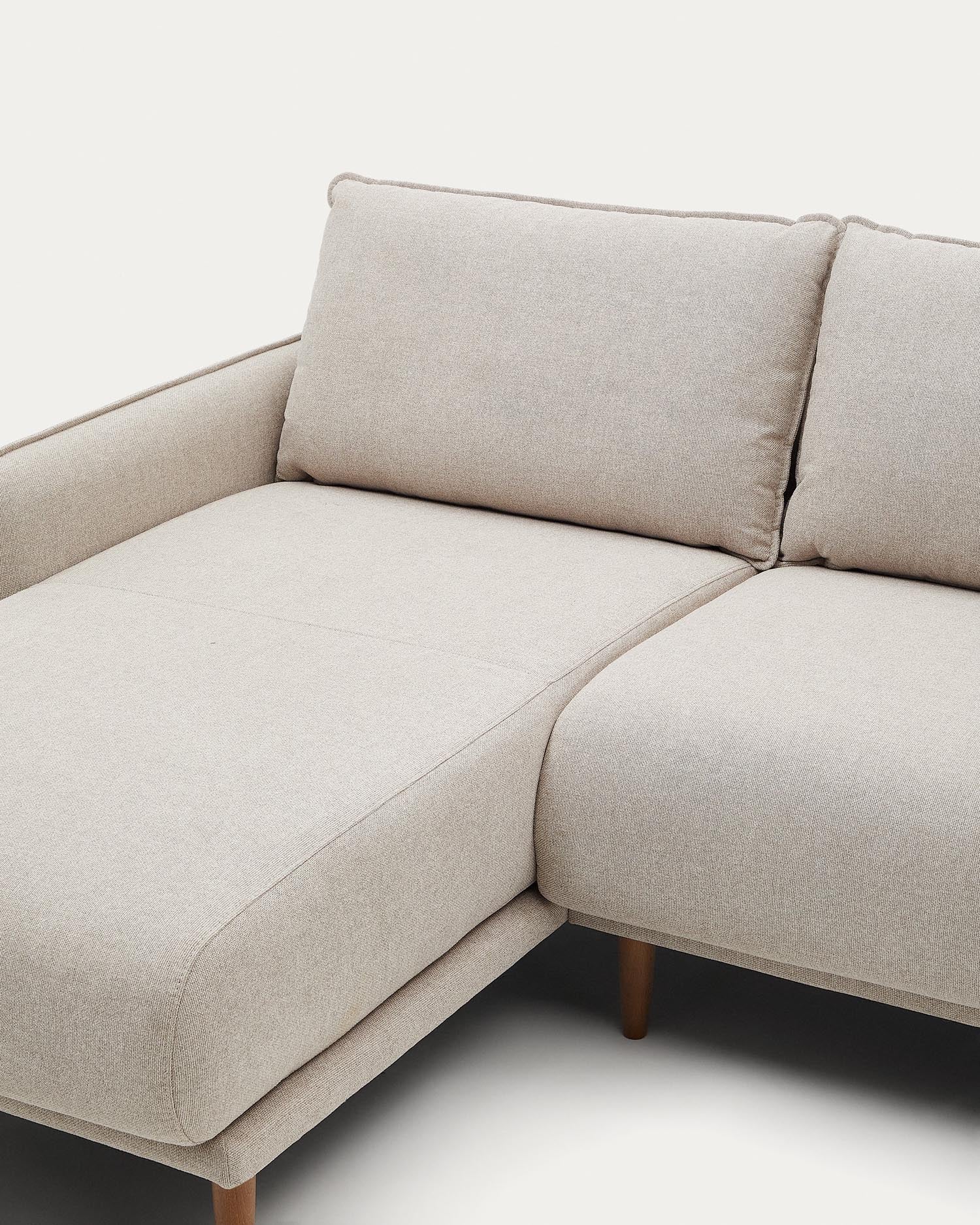 Elegantes Carlota 3-Sitzer-Sofa mit Chaiselongue, 262 cm, in zeitlosem Beige. Ideal für nachhaltige Wohnkonzepte und entspannte Stunden.