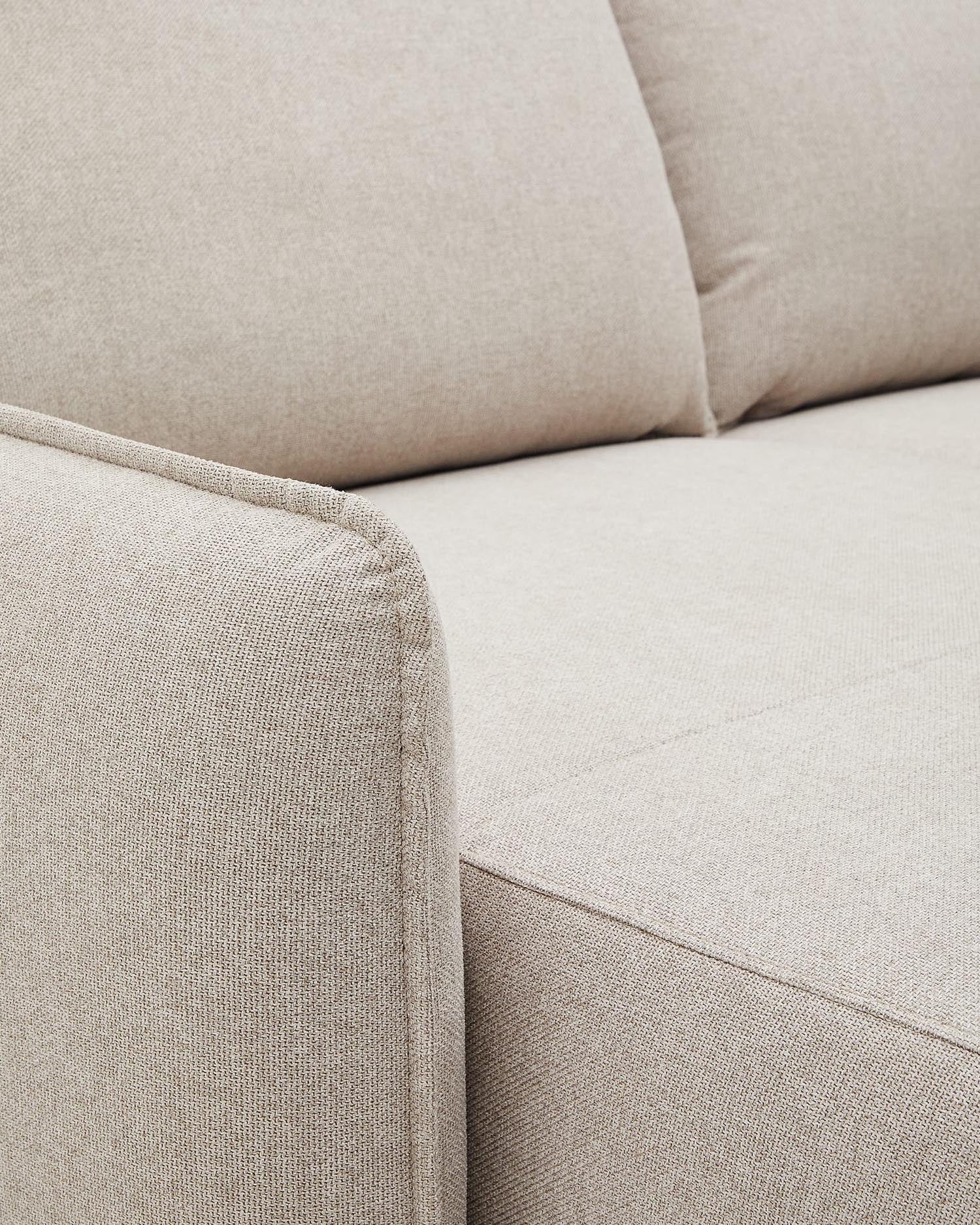 Stilvolles Carlota 3-Sitzer-Sofa mit flexibler Chaiselongue in elegantem Beige. Perfekt für nachhaltige Wohnräume und gesellige Abende.