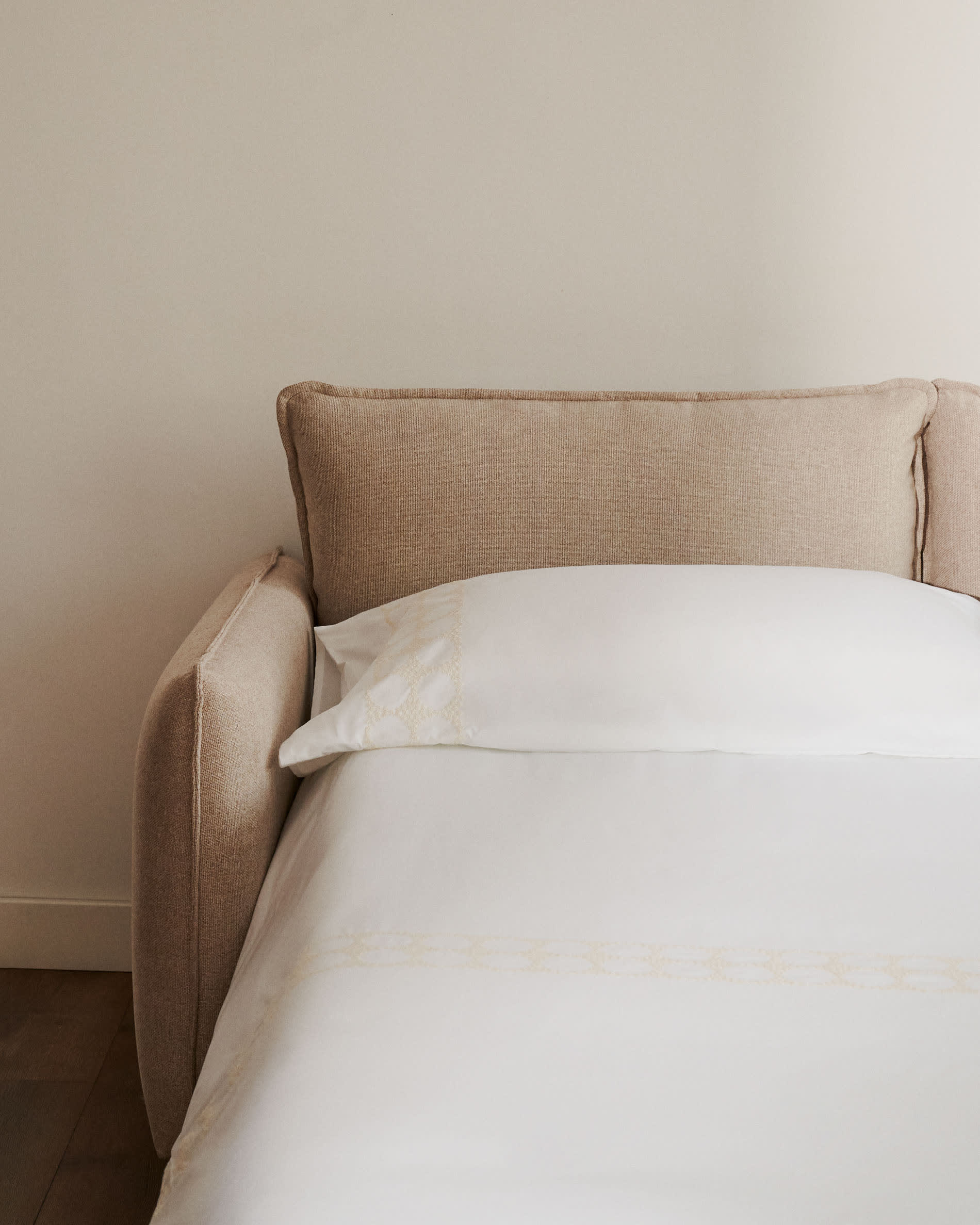 Das Carlota Bettsofa in Beige, 2-Sitzer, aus Chenille, FSC-zertifiziert, vereint Komfort und modernes Design für Ihr Zuhause.