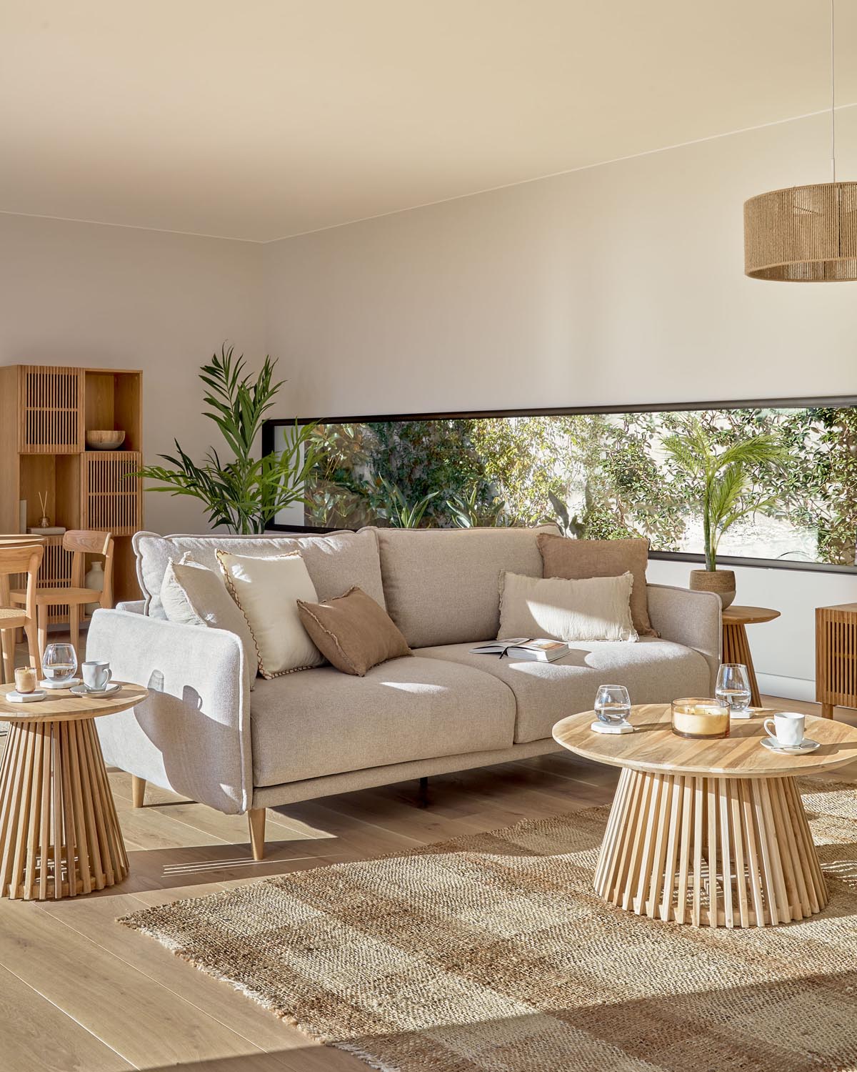 Erleben Sie das stilvolle Sofa Carlota in Beige für 3 Personen von Kave Home. Komfortabel, nachhaltig und perfekt für gesellige Abende!