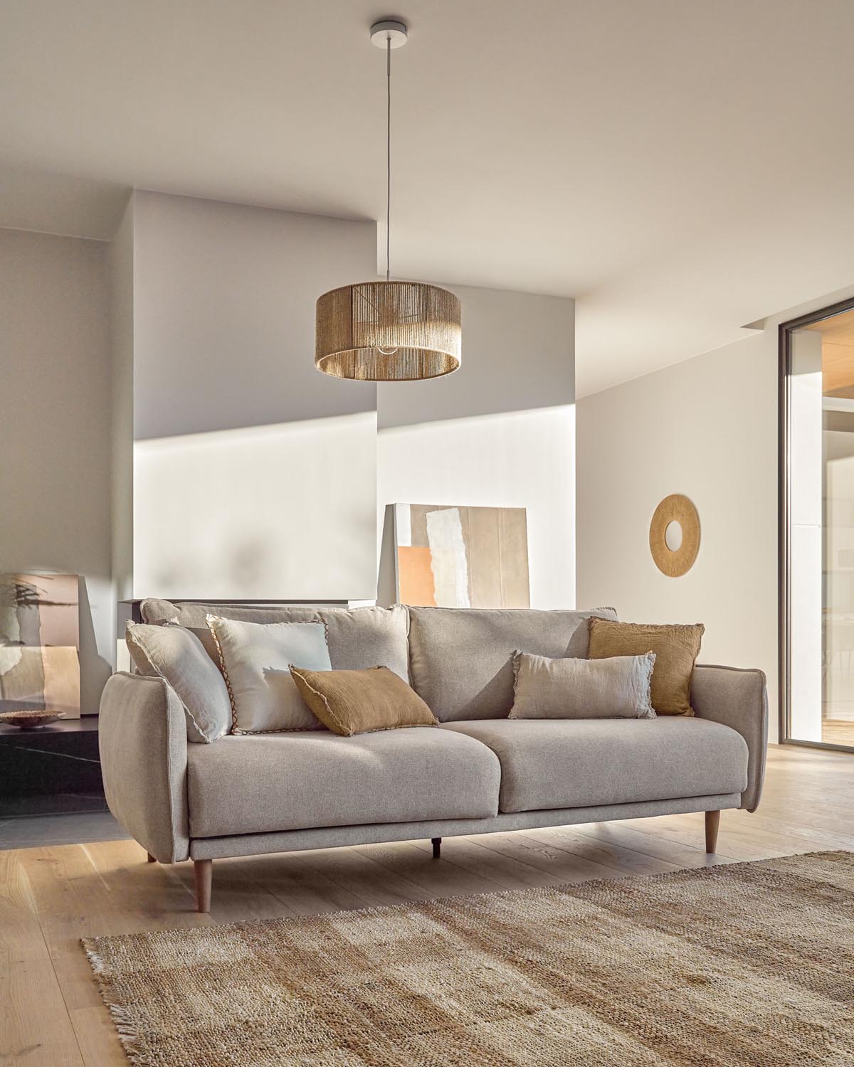 Entdecken Sie das elegante Sofa Carlota in Beige für 3 Personen von Kave Home. Ideal für stilvolle Wohnräume und nachhaltigen Komfort.