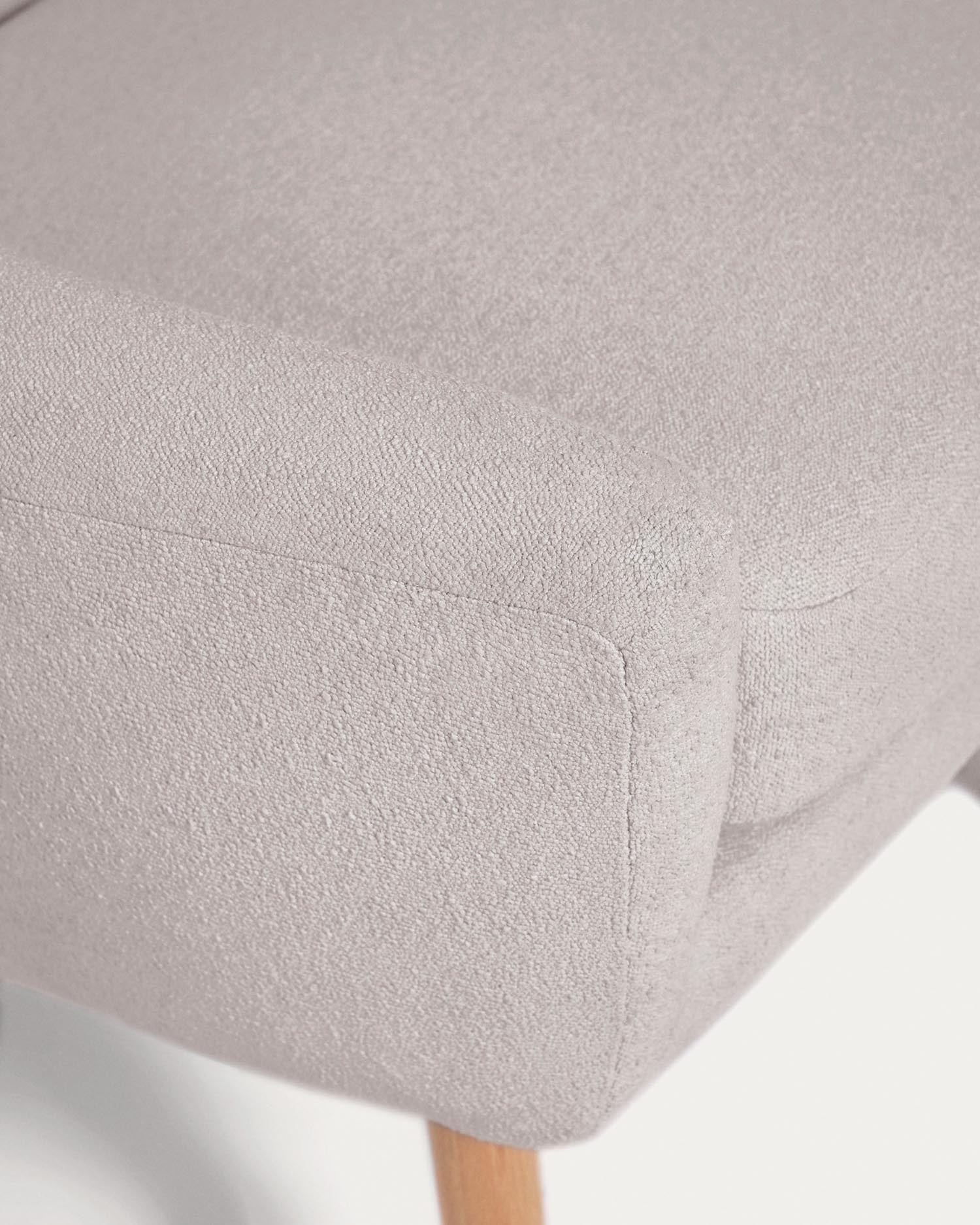 Eleganter Candela Sessel in Grau aus weichem Mikro-Bouclé. Ideal für dein Wohnzimmer, bietet er höchsten Komfort und nachhaltige Qualität.
