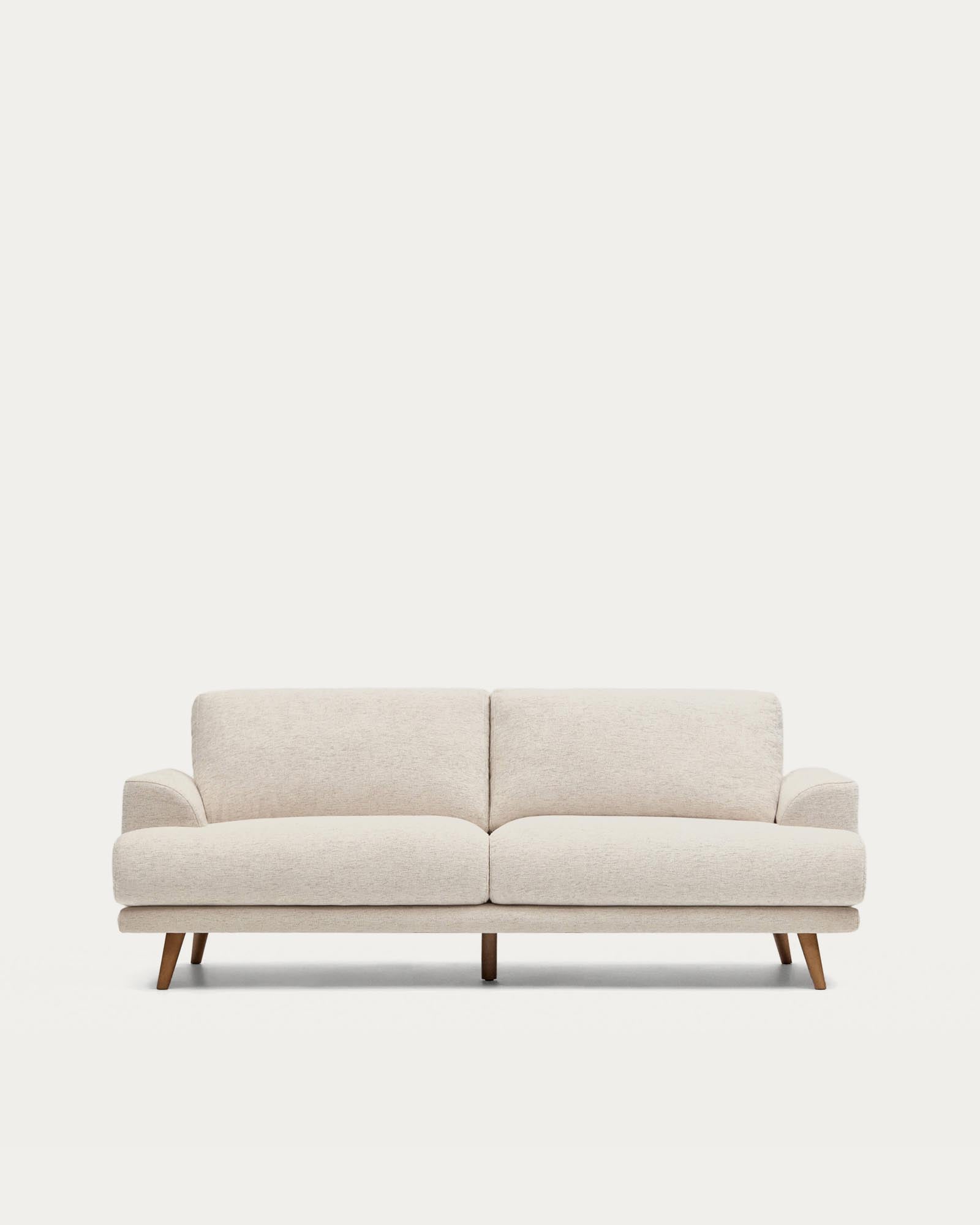 2-Sitzer-Sofa Karin aus beiger Chenille mit Beinen aus massivem Buchenholz mit walnussfarbener Oberfläche 210 cm in Beige präsentiert im Onlineshop von KAQTU Design AG. 2er Sofa ist von Kave Home