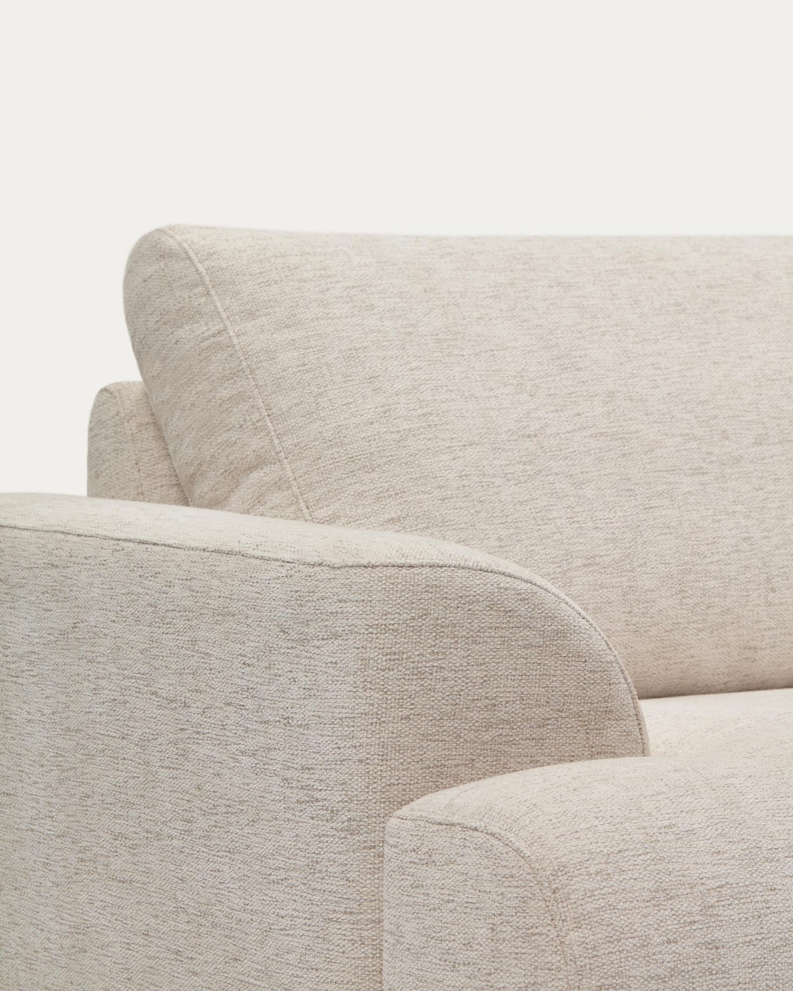 Beiges 2-Sitzer-Sofa Karin aus Chenille mit eleganten Buchenholzbeinen in Walnussoptik, ideal für stilvolle Wohnräume.