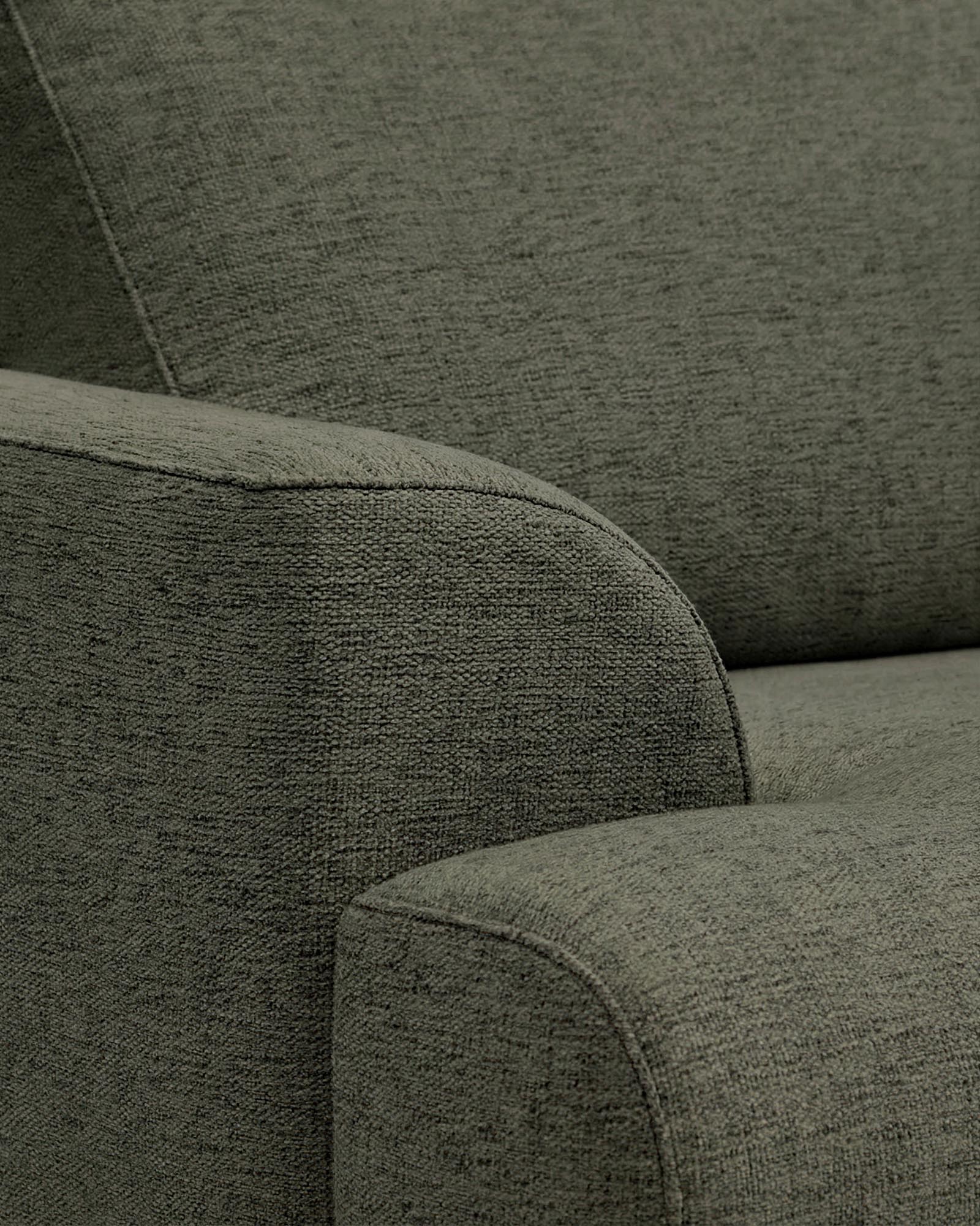 Elegantes 3-Sitzer-Sofa Karin in tiefgrünem Chenille, ausgestattet mit stabilen Buchenholzbeinen in Walnussoptik, ideal für stilvolle Wohnräume.
