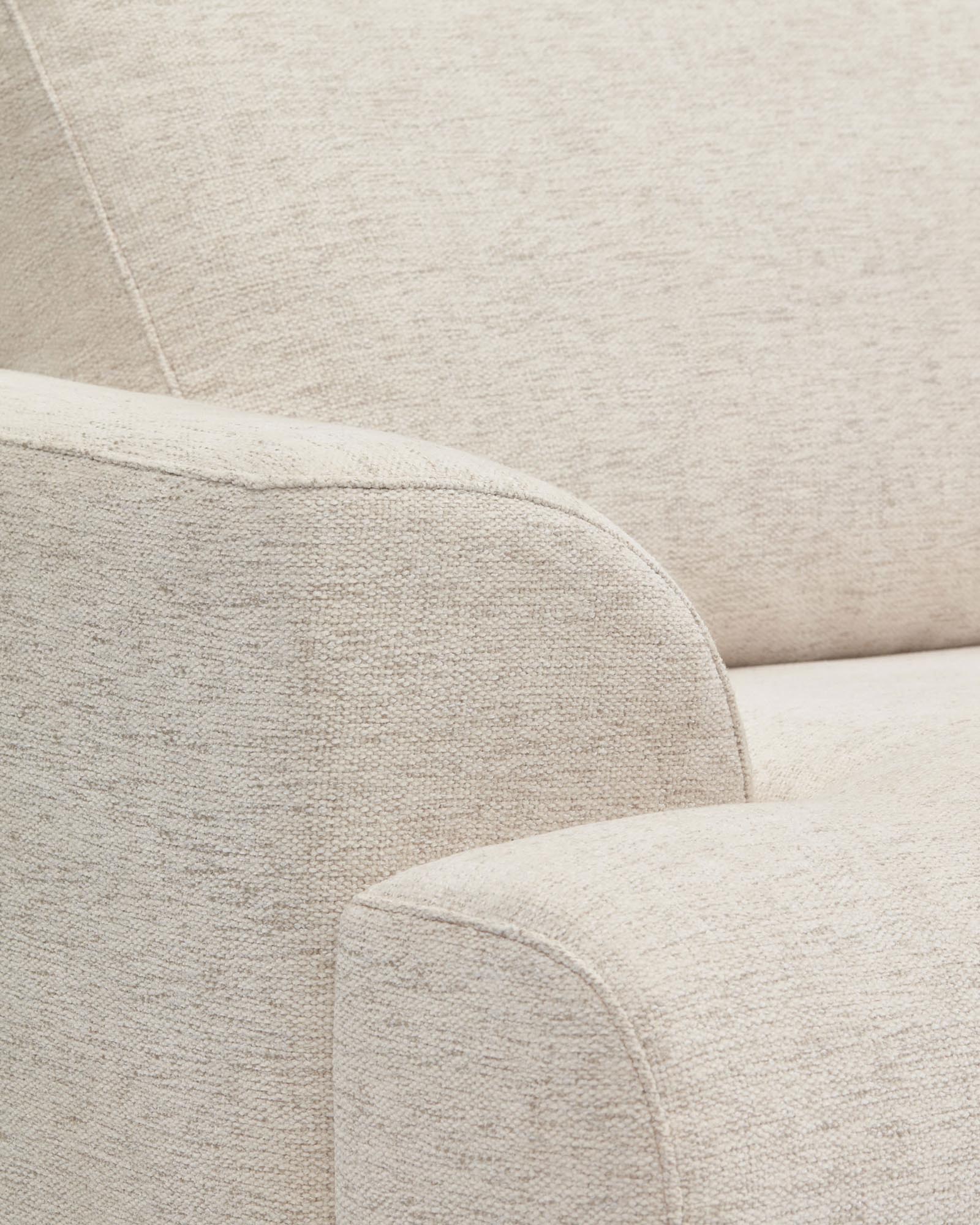 Beige 3-Sitzer-Sofa Karin mit stabilen Buchenholzbeinen in Walnussoptik, ideal für stilvolle und einladende Wohnräume.