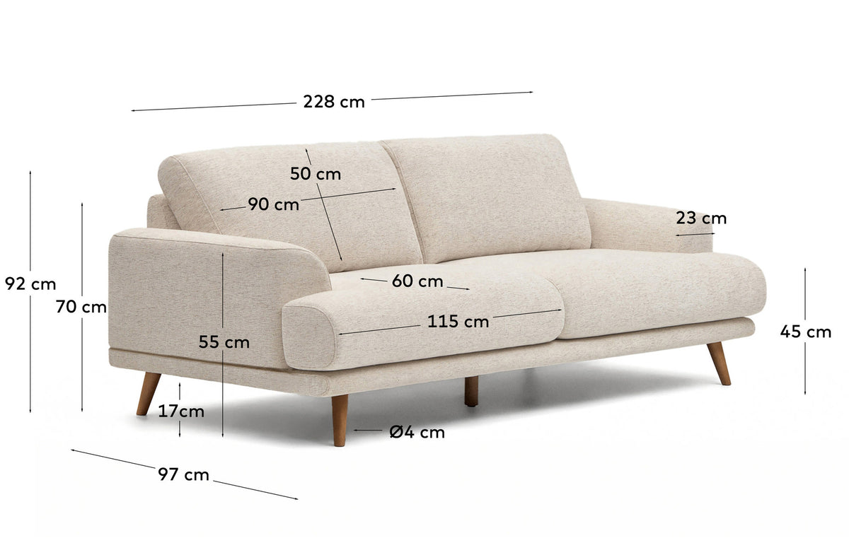 3-Sitzer-Sofa Karin in Beige mit Beinen aus massivem Buchenholz mit walnussfarbener Oberfläche 231 cm in Beige präsentiert im Onlineshop von KAQTU Design AG. 3er Sofa ist von Kave Home