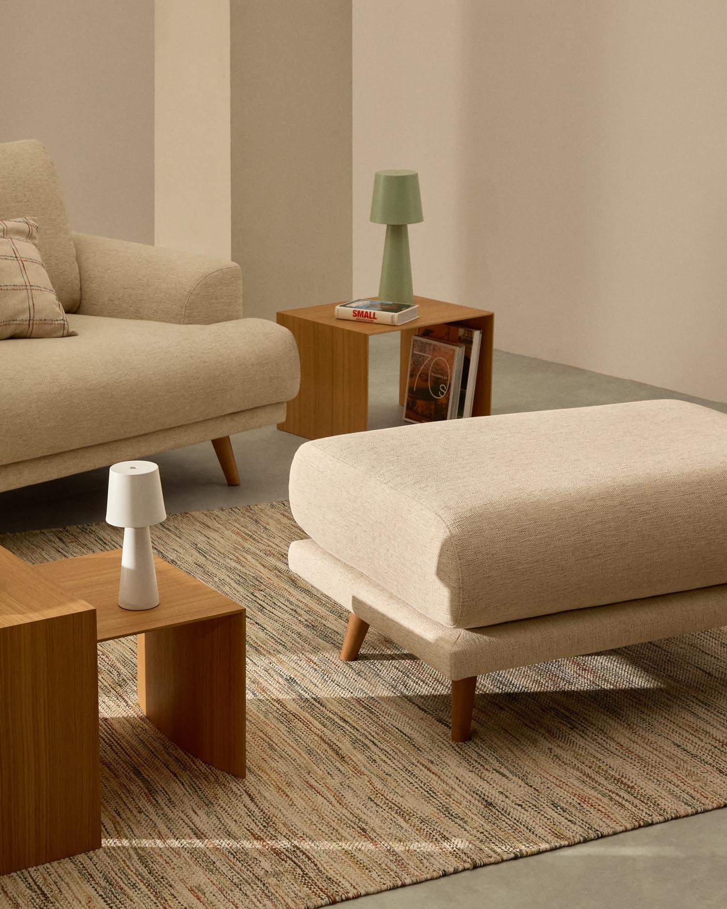 Eleganter Fusshocker in Beige mit Chenille-Bezug und stabilen Buchenholzbeinen, 90x70 cm, ideal für Komfort und Stil.