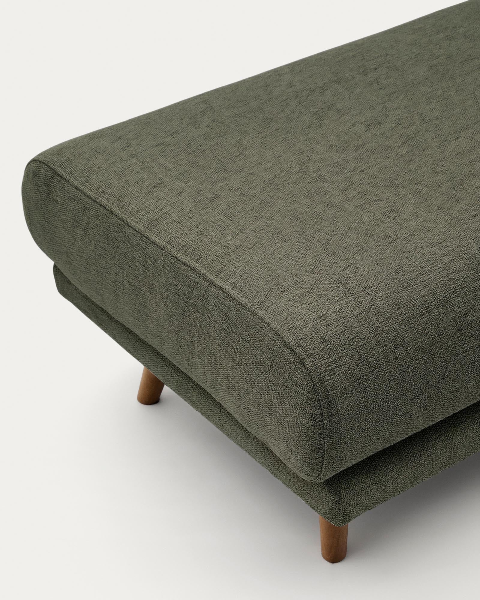 Beige Chenille-Fussablage Karin mit stabilen Buchenholzbeinen in Walnussoptik, ideal für stilvolle Wohnräume. Maße: 90 x 70 cm.