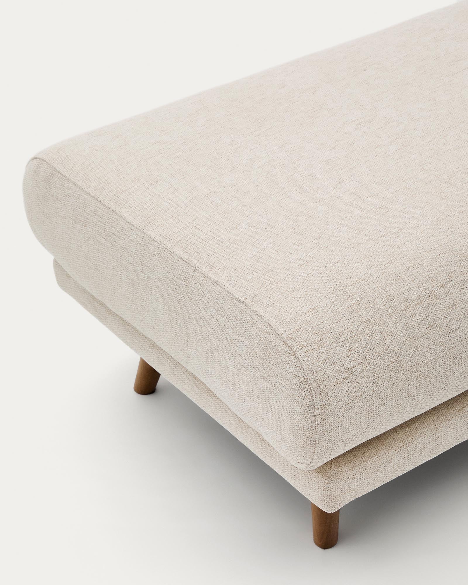 Beige Chenille Fussablage Karin mit stabilen Buchenholzbeinen in Walnussoptik, ideal für stilvolle Wohnräume, Maße 90 x 70 cm.