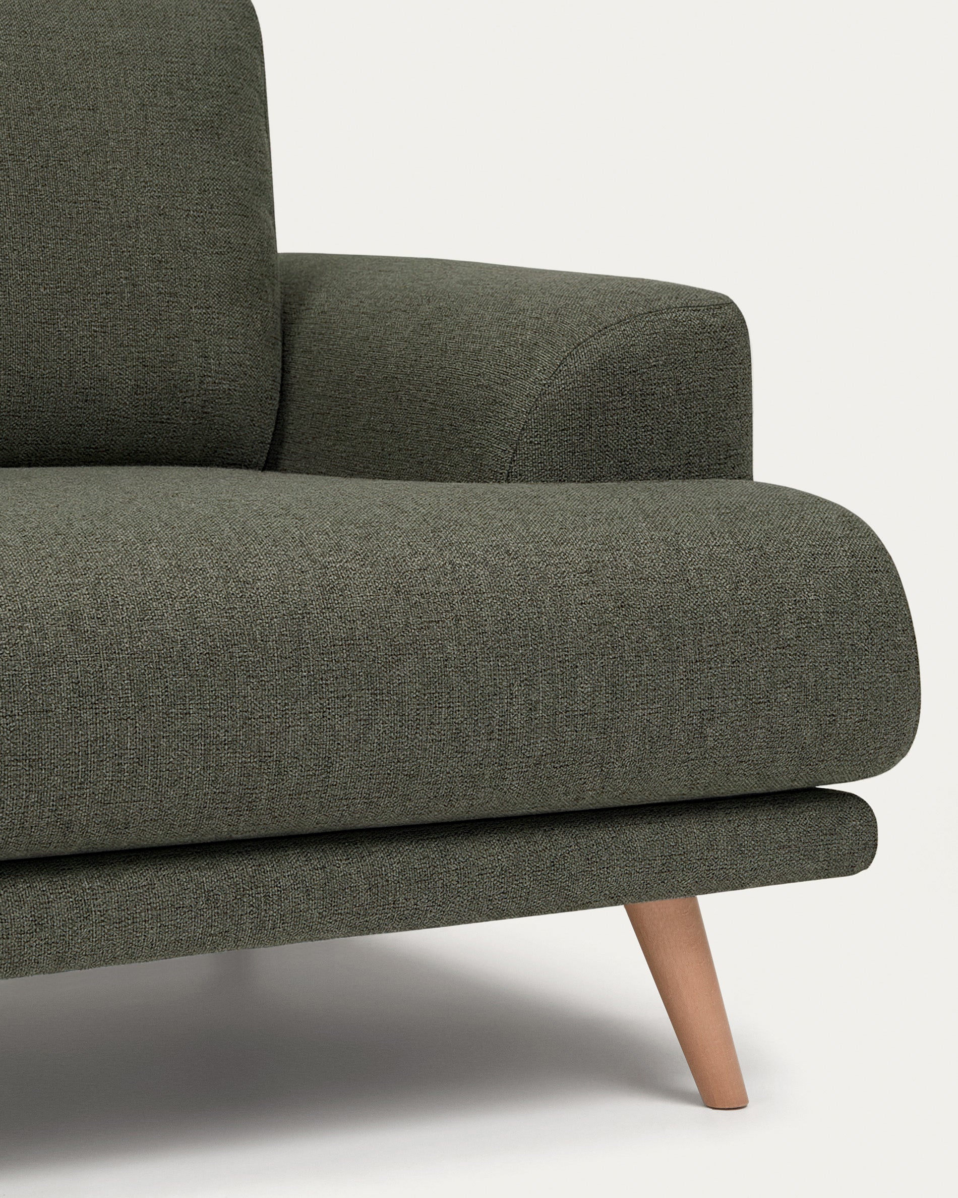 3-Sitzer-Sofa Karin in Dunkelgrün mit Beinen aus massivem Buchenholz 231 cm in Dunkelgrün präsentiert im Onlineshop von KAQTU Design AG. 3er Sofa ist von Kave Home