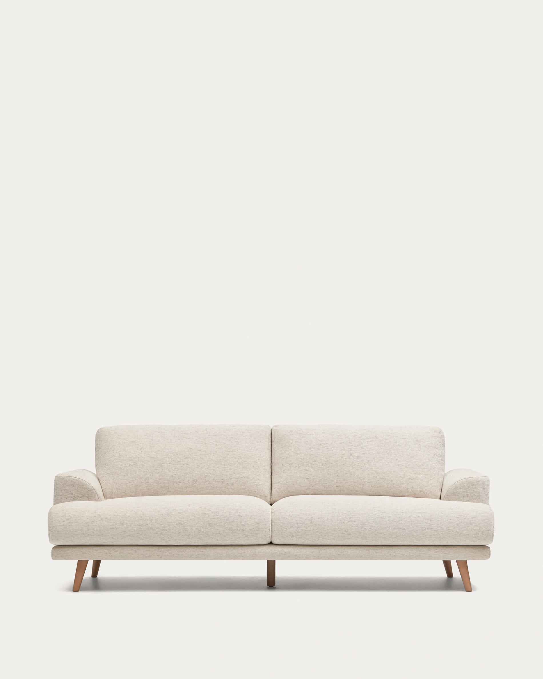Erleben Sie das stilvolle 3-Sitzer-Sofa Karin in Beige von Kave Home. Mit massiven Buchenholzbeinen und hochwertigem, pflegeleichtem Gewebe vereint es Komfort und Eleganz.