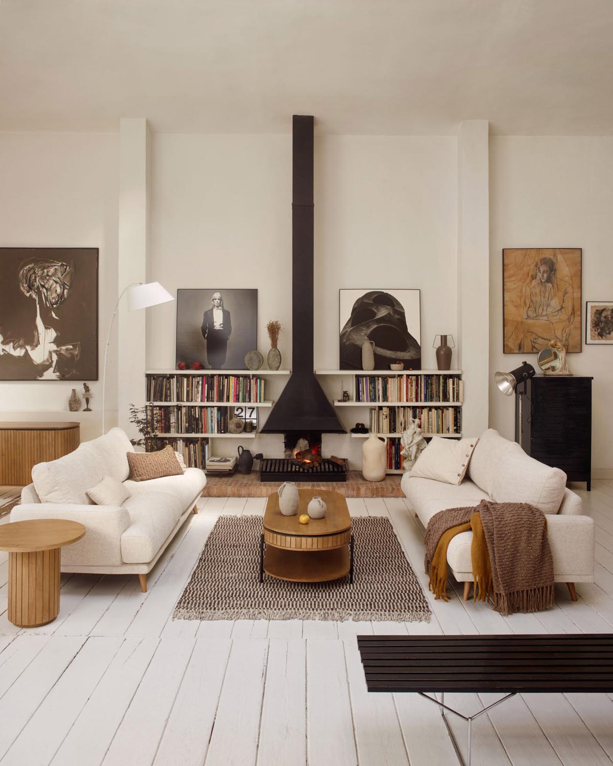 Entdecken Sie das elegante 3-Sitzer-Sofa Karin in Beige von Kave Home. Mit robusten Buchenholzbeinen und komfortablem, pflegeleichtem Material ist es ideal für jedes Zuhause.