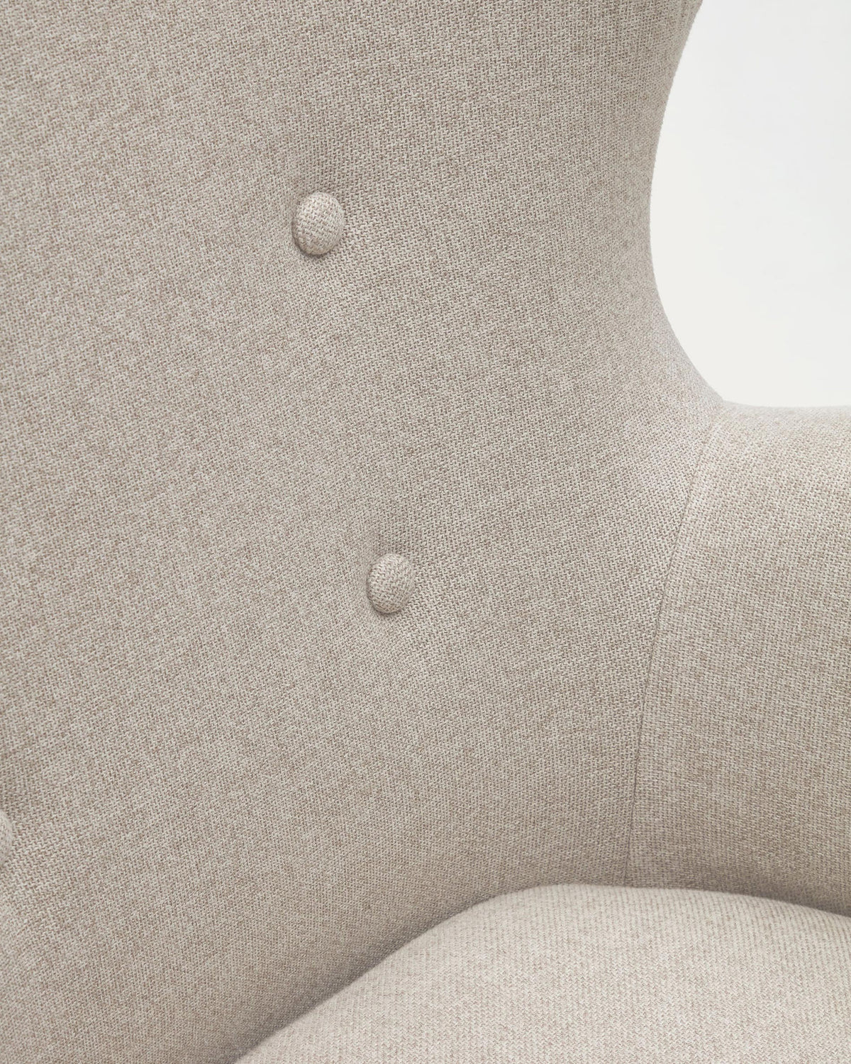Patio Sessel in Beige mit Beinen aus massiver Buche FSC Mix Credit in Beige präsentiert im Onlineshop von KAQTU Design AG. Sessel mit Armlehnen ist von Kave Home
