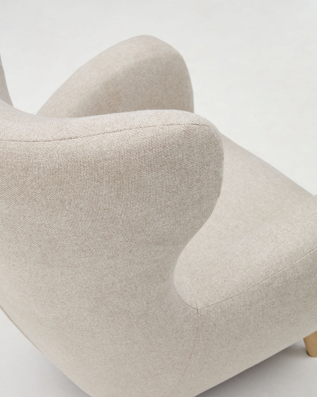 Patio Sessel in Beige mit Beinen aus massiver Buche FSC Mix Credit in Beige präsentiert im Onlineshop von KAQTU Design AG. Sessel mit Armlehnen ist von Kave Home