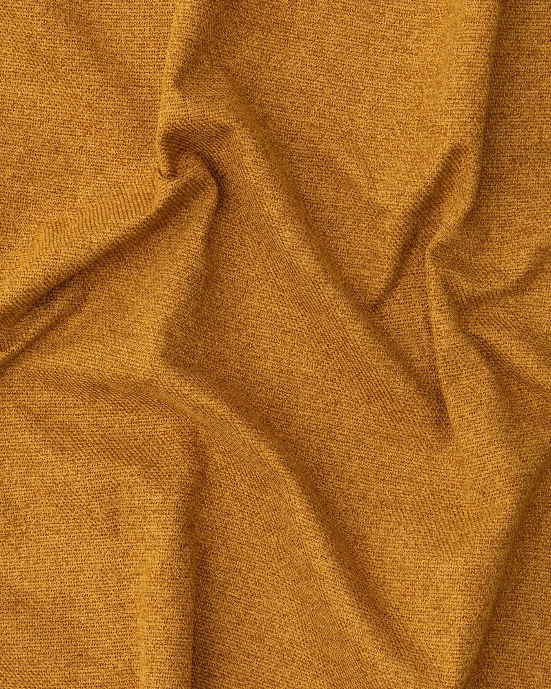 Eleganter Sessel Luisa in schwer entflammbarem Lammfellimitat in Senfgelb, mit robusten Buchenholzbeinen, perfekt für stilvolle Wohnräume.