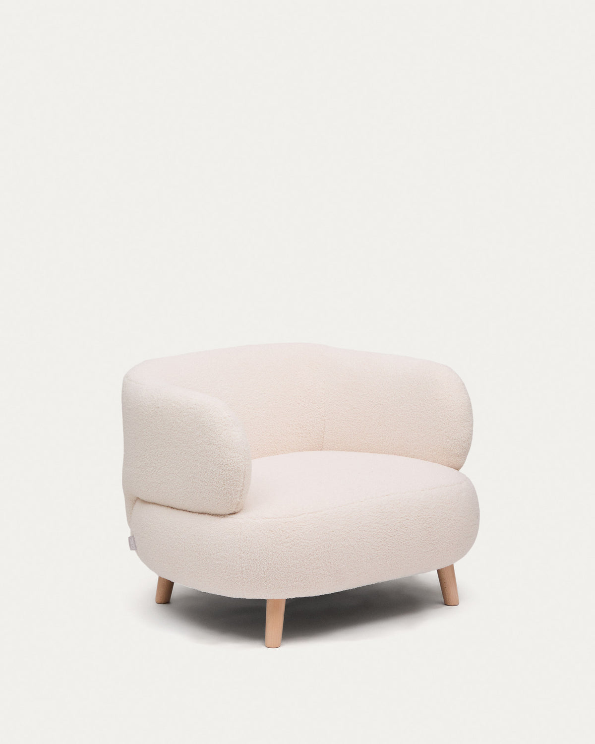 Luisa Sessel mit Bouclé-Bezug in Écru Beine aus massiver Buche 90 cm in Ecru präsentiert im Onlineshop von KAQTU Design AG. Sessel ist von Kave Home