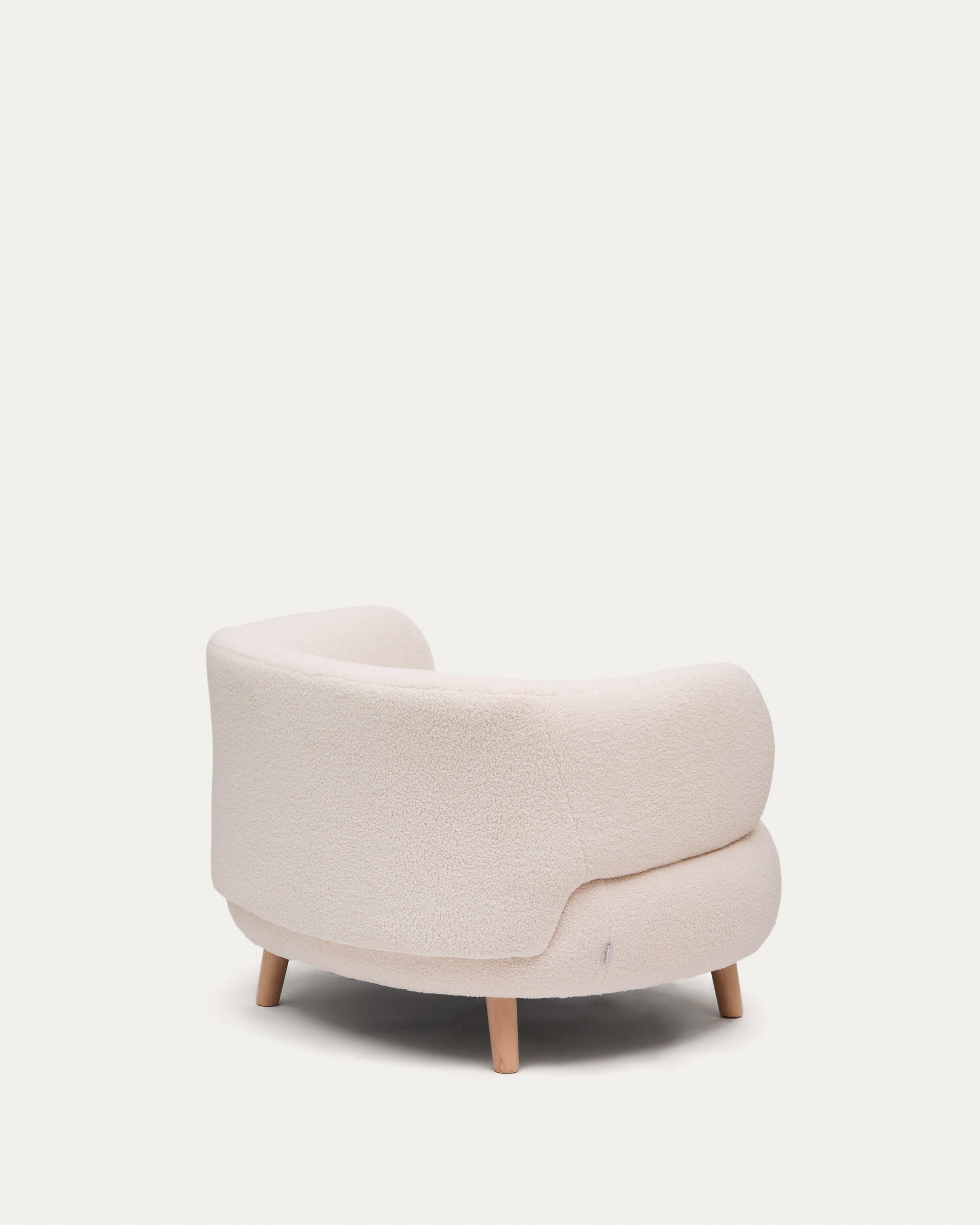 Eleganter Luisa Sessel mit Bouclé-Stoff in Écru, massiven Buchenholzbeinen, 90 cm, von Kave Home. Stilvoll und bequem.