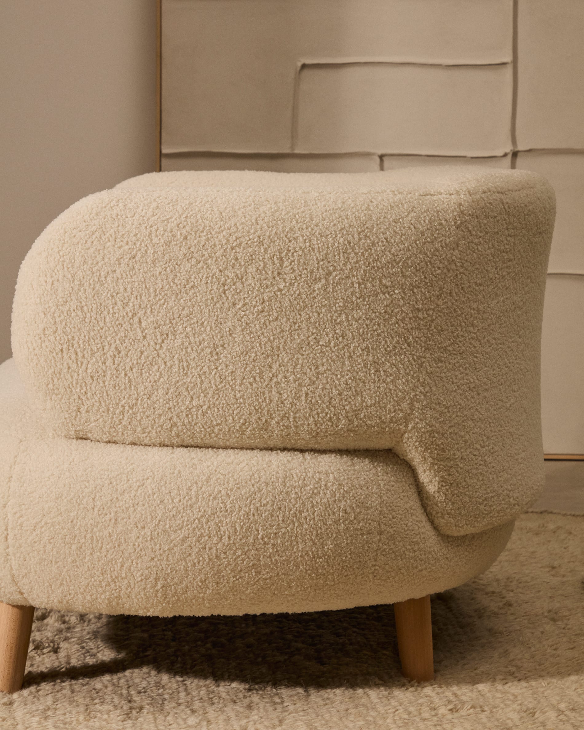 Eleganter Luisa Sessel mit Bouclé-Stoff in Écru, massiven Buchenholzbeinen, 90 cm, von Kave Home. Stilvoll und komfortabel.