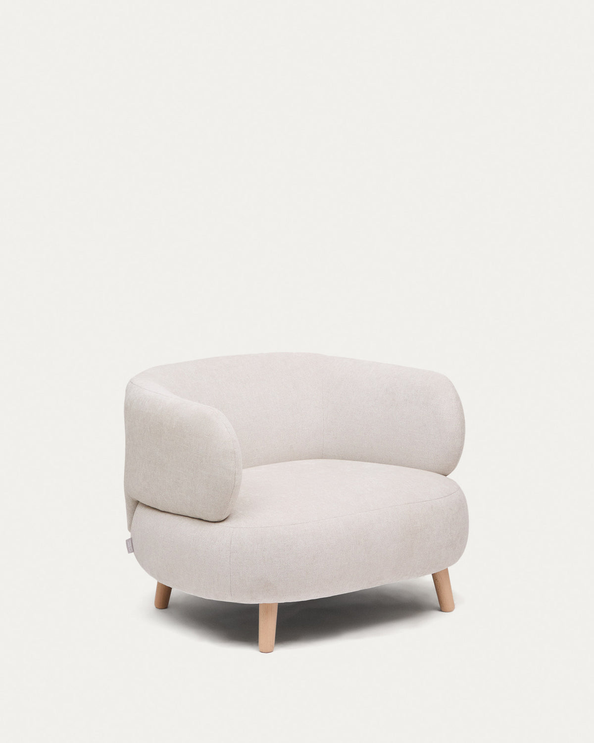 Luisa Sessel aus Chenille in Perle Beine aus massiver Buche 90 cm in Perle präsentiert im Onlineshop von KAQTU Design AG. Sessel ist von Kave Home