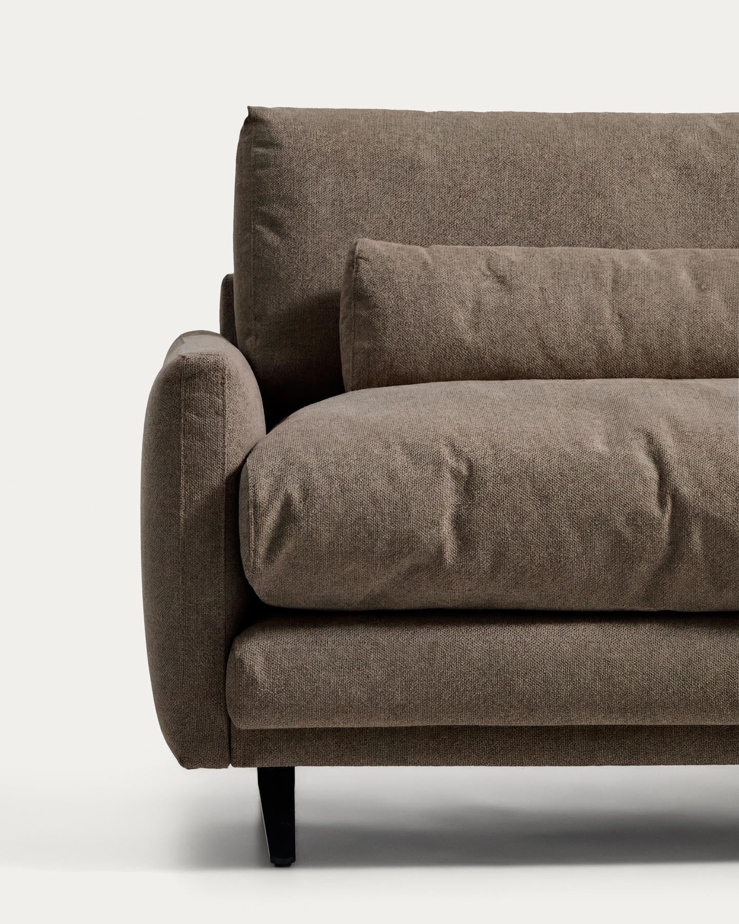 2-Sitzer-Sofa Veliro, schwer entflammbar, in Toastbraun mit Stahlbeinen mit schwarzem Finish, 210 cm, FSC Mix Credit in Braun präsentiert im Onlineshop von KAQTU Design AG. 2er Sofa ist von Kave Home