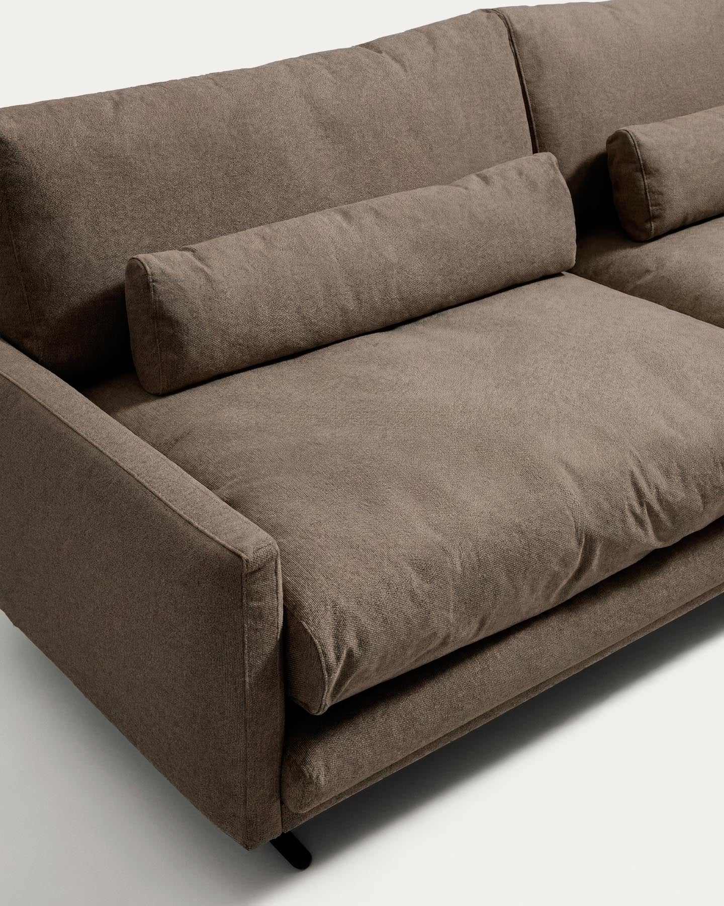 2-Sitzer-Sofa Veliro, schwer entflammbar, in Toastbraun mit Stahlbeinen mit schwarzem Finish, 210 cm, FSC Mix Credit in Braun präsentiert im Onlineshop von KAQTU Design AG. 2er Sofa ist von Kave Home