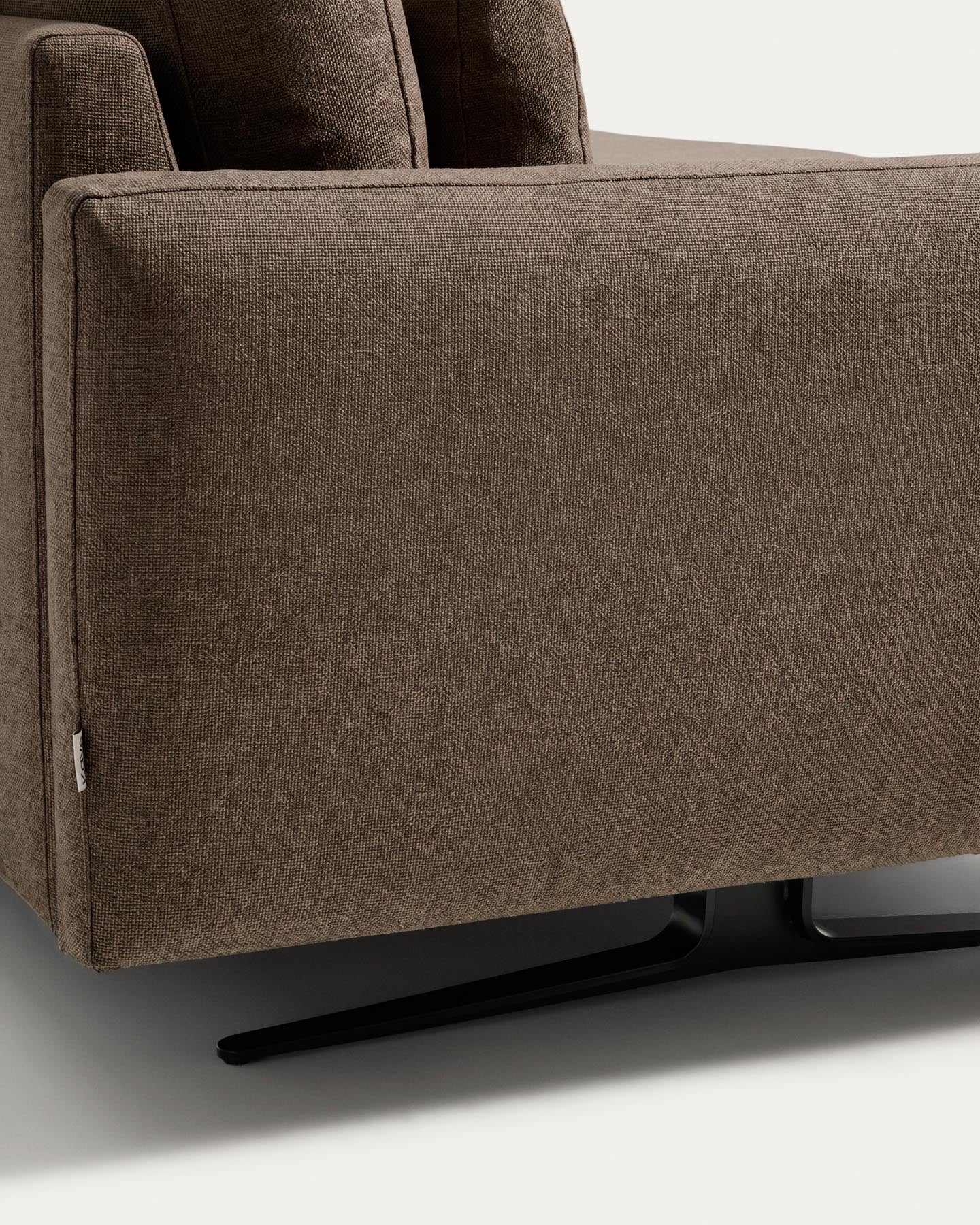 2-Sitzer-Sofa Veliro, schwer entflammbar, in Toastbraun mit Stahlbeinen mit schwarzem Finish, 210 cm, FSC Mix Credit in Braun präsentiert im Onlineshop von KAQTU Design AG. 2er Sofa ist von Kave Home