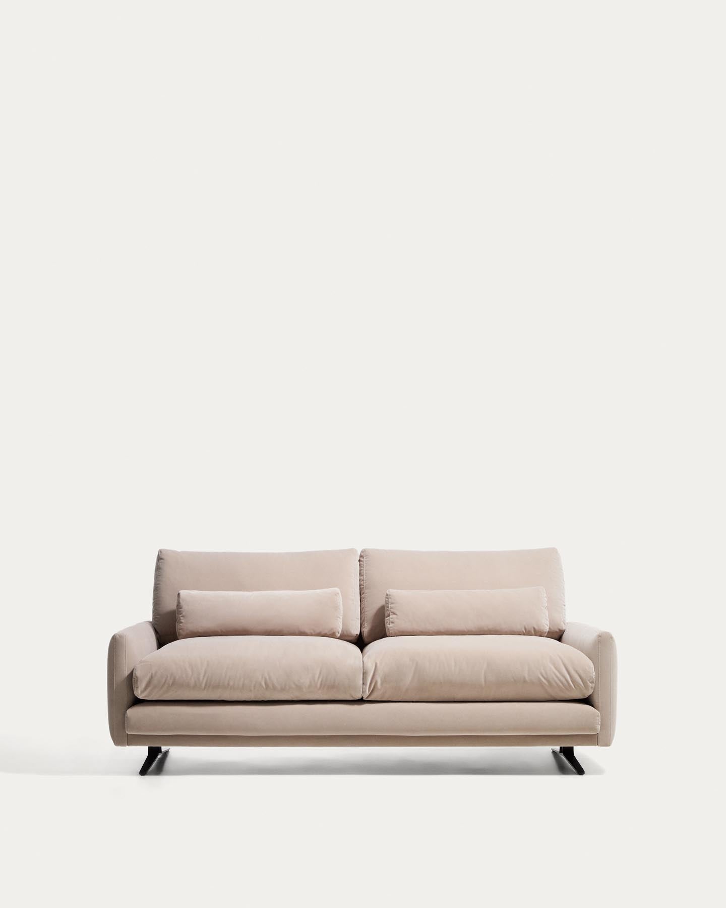 2-Sitzer-Sofa Veliro, schwer entflammbar, mit perlweissem Samt und Stahlbeinen mit schwarzem Finish, 210 cm, FSC Mix Credit in Perle präsentiert im Onlineshop von KAQTU Design AG. 2er Sofa ist von Kave Home