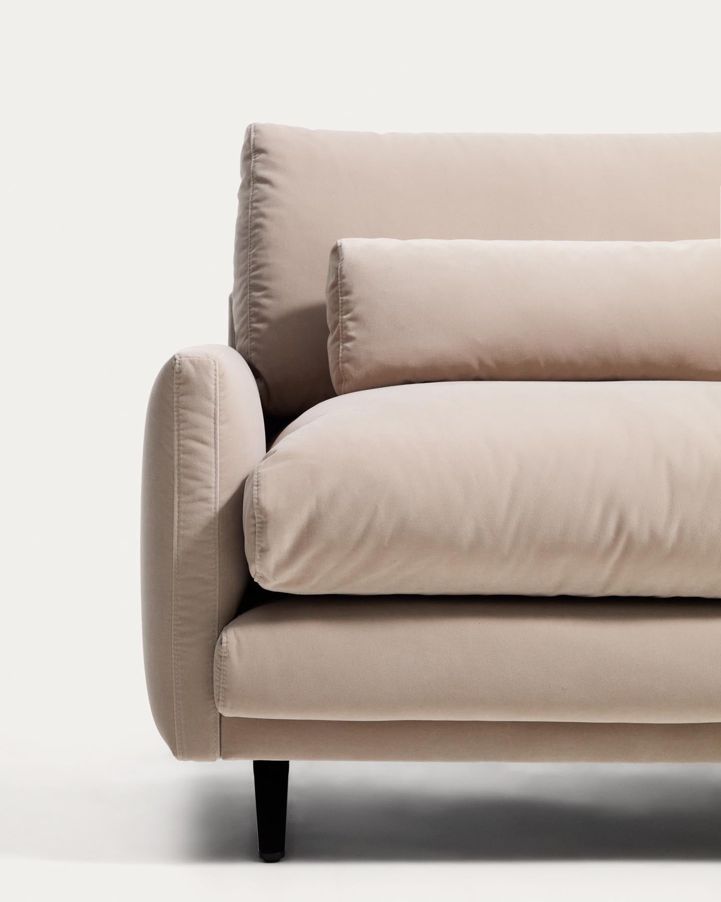 2-Sitzer-Sofa Veliro, schwer entflammbar, mit perlweissem Samt und Stahlbeinen mit schwarzem Finish, 210 cm, FSC Mix Credit in Perle präsentiert im Onlineshop von KAQTU Design AG. 2er Sofa ist von Kave Home