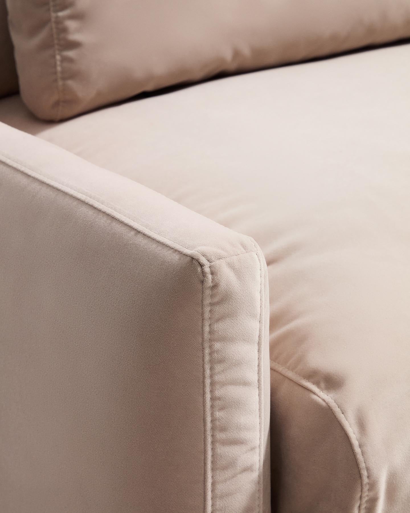 2-Sitzer-Sofa Veliro, schwer entflammbar, mit perlweissem Samt und Stahlbeinen mit schwarzem Finish, 210 cm, FSC Mix Credit in Perle präsentiert im Onlineshop von KAQTU Design AG. 2er Sofa ist von Kave Home
