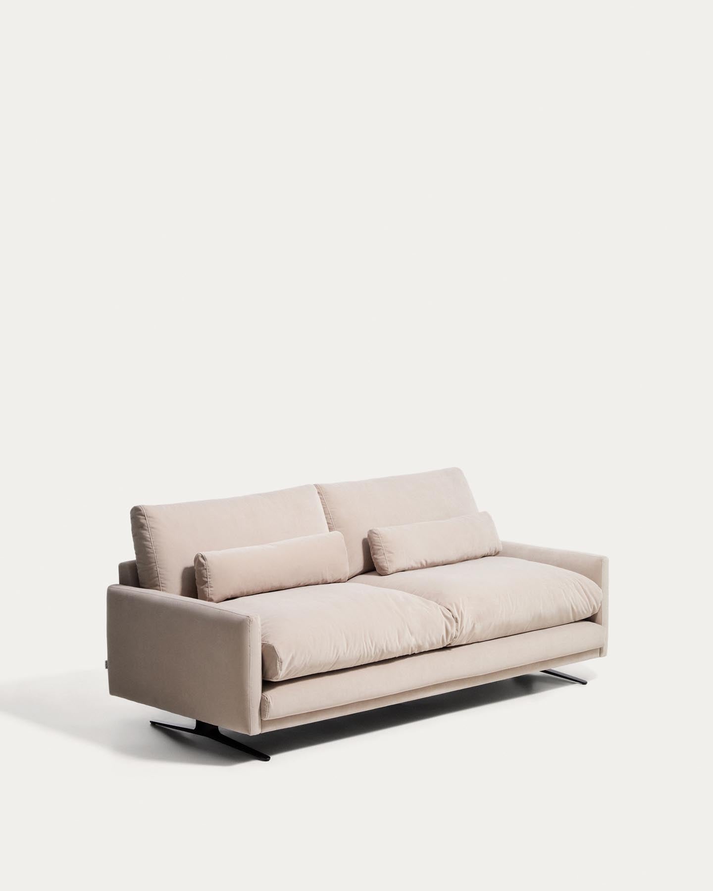 2-Sitzer-Sofa Veliro, schwer entflammbar, mit perlweissem Samt und Stahlbeinen mit schwarzem Finish, 210 cm, FSC Mix Credit in Perle präsentiert im Onlineshop von KAQTU Design AG. 2er Sofa ist von Kave Home