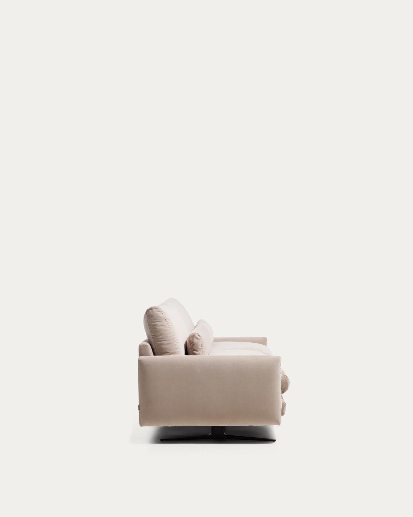 2-Sitzer-Sofa Veliro, schwer entflammbar, mit perlweissem Samt und Stahlbeinen mit schwarzem Finish, 210 cm, FSC Mix Credit in Perle präsentiert im Onlineshop von KAQTU Design AG. 2er Sofa ist von Kave Home