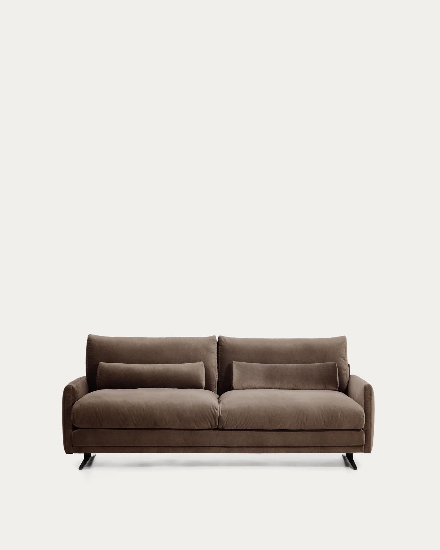 2-Sitzer-Sofa Veliro aus schokoladenbraunem Samt mit Stahlbeinen in schwarzer Ausführung, 210 cm, FSC Mix Credit in Dunkelbraun präsentiert im Onlineshop von KAQTU Design AG. 2er Sofa ist von Kave Home