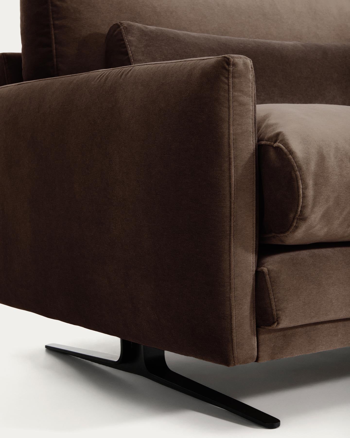 2-Sitzer-Sofa Veliro aus schokoladenbraunem Samt mit Stahlbeinen in schwarzer Ausführung, 210 cm, FSC Mix Credit in Dunkelbraun präsentiert im Onlineshop von KAQTU Design AG. 2er Sofa ist von Kave Home