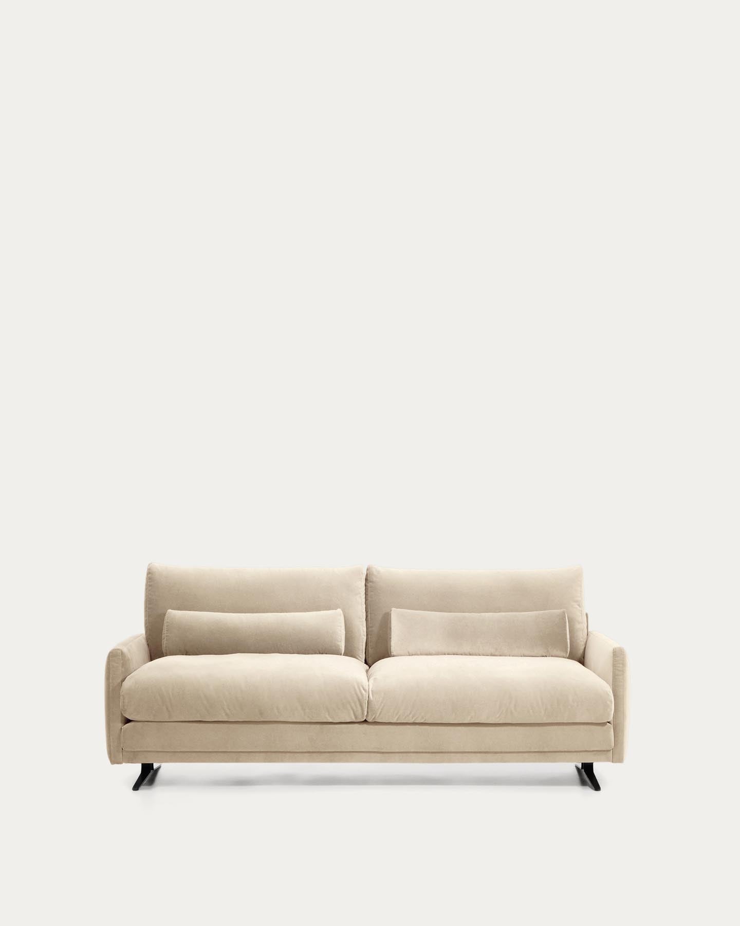 2-Sitzer-Sofa Veliro aus perlfarbenem Samt mit Stahlbeinen in schwarzer Ausführung, 210 cm, FSC Mix Credit in Perle präsentiert im Onlineshop von KAQTU Design AG. 2er Sofa ist von Kave Home