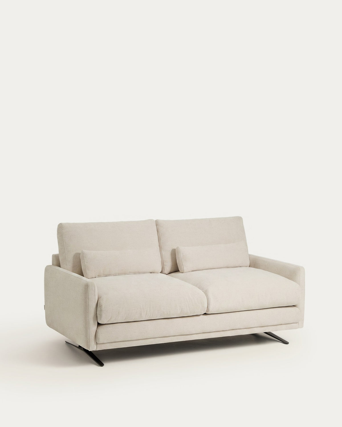 2-Sitzer-Sofa Veliro von Kave Home mit beigem Chenille-Bezug, gepolsterten Armlehnen und schwarzen matten Stahlbeinen.